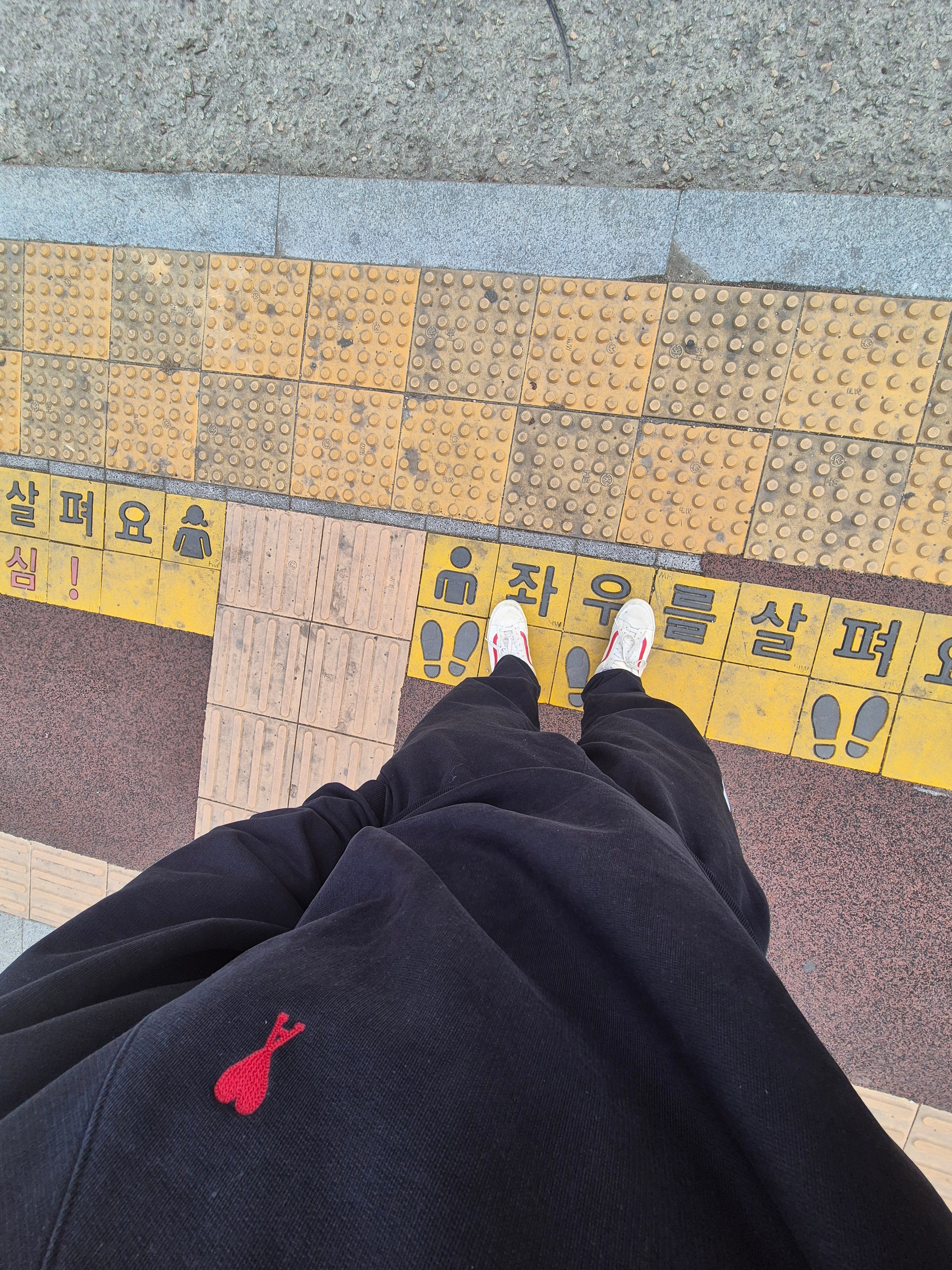 AMI de Coeur Sweatshirt Black 착용 스타일
