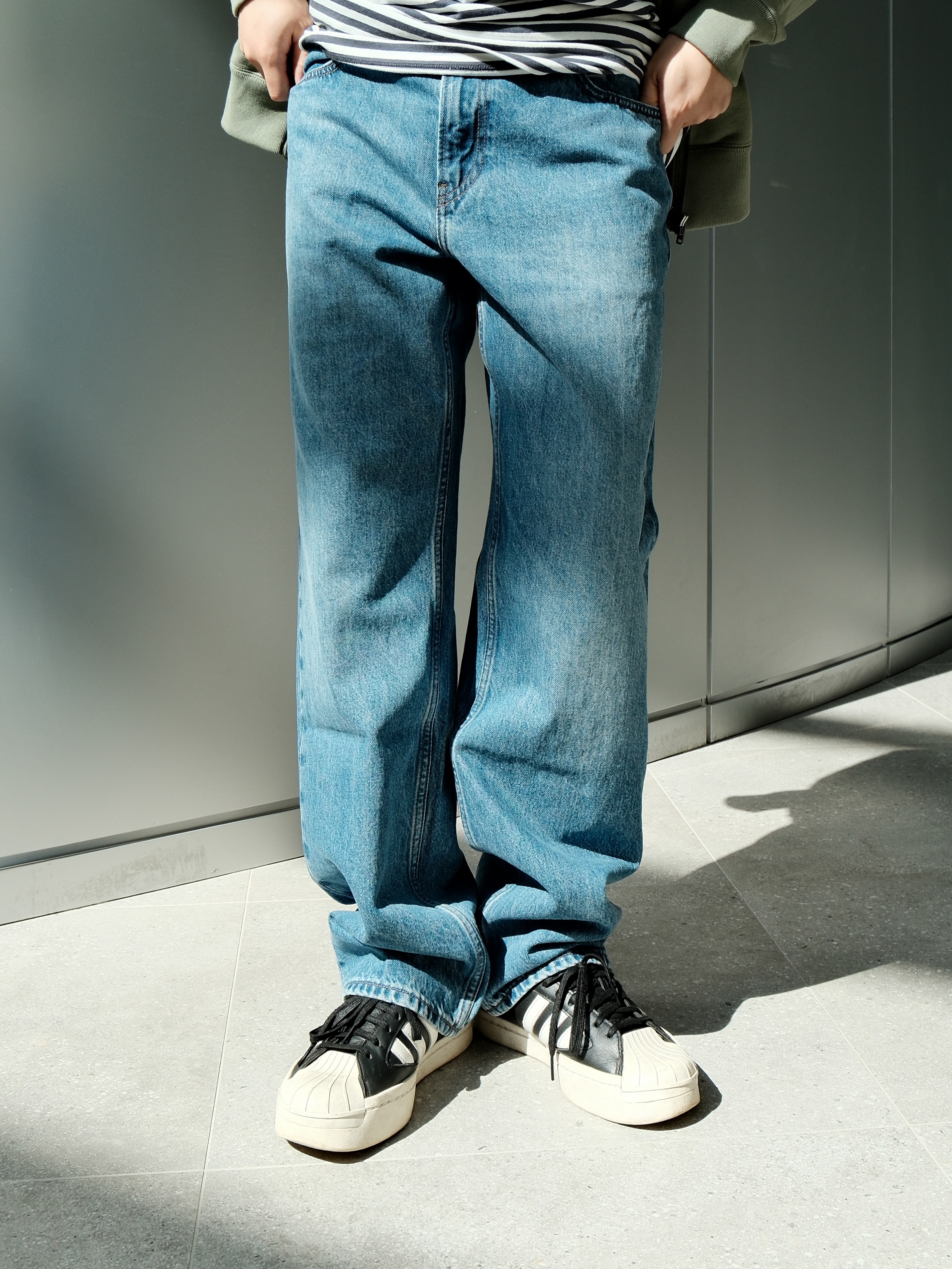 Uniqlo x JW Anderson Straight Jean Blue - KR, Uniqlo x JW Anderson Sweat Oversized Full Zip Parka Green - KR 착용 스타일 - 8