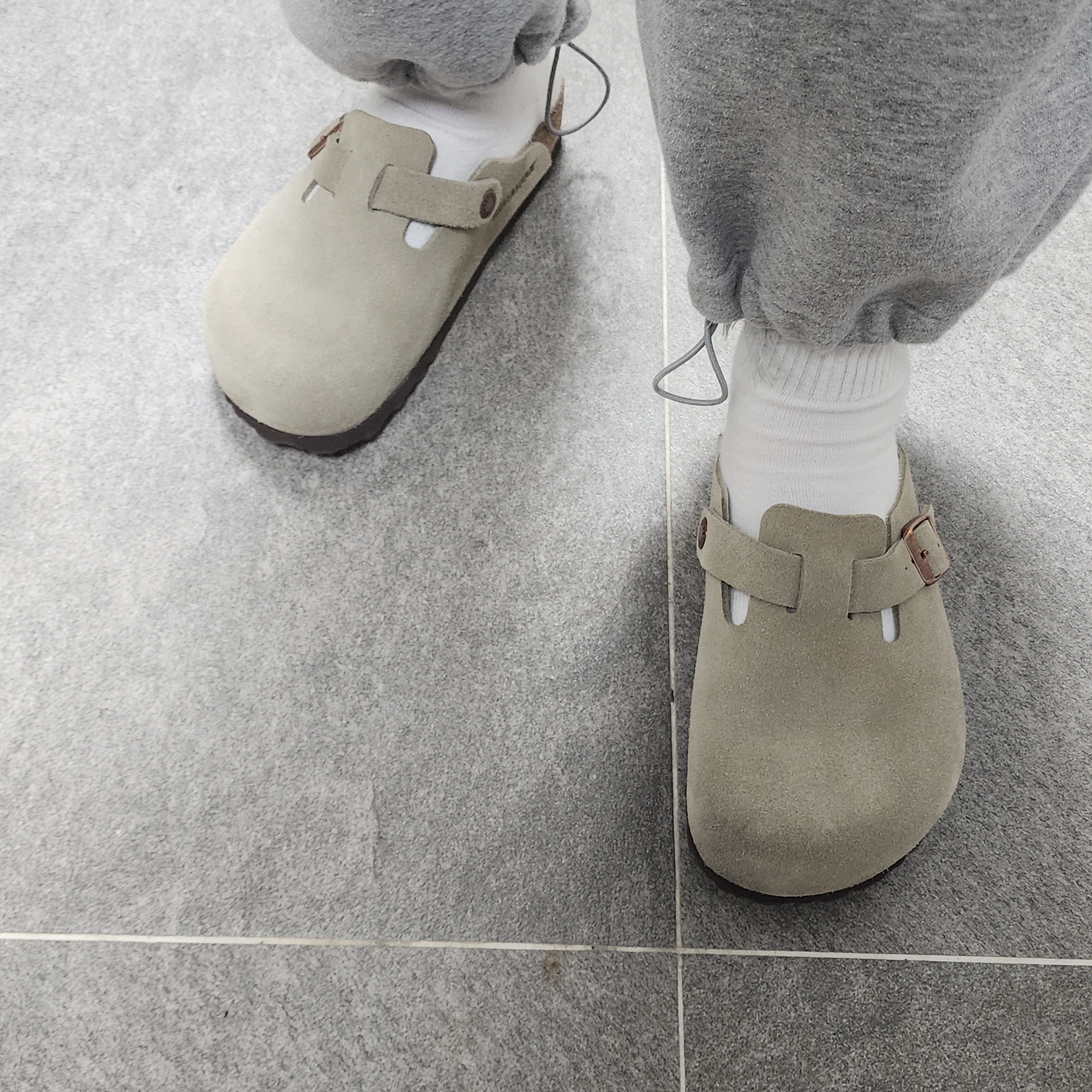 Birkenstock Boston Soft Footbed Taupe - Regular 착용 스타일 - 1