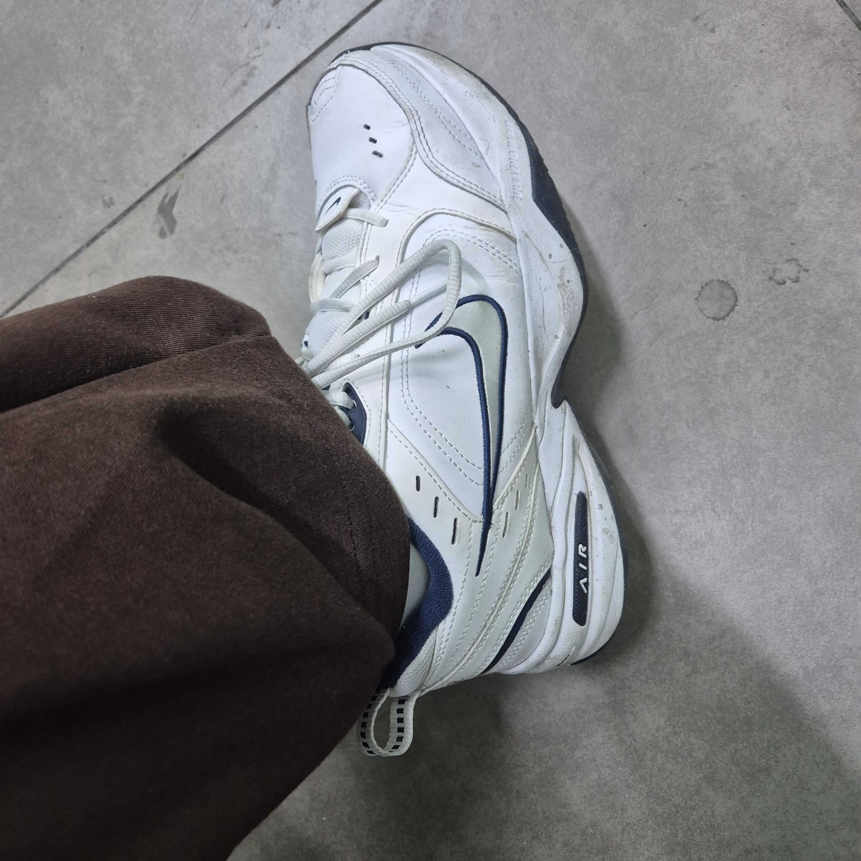 Nike Air Monarch IV White Navy 착용 스타일