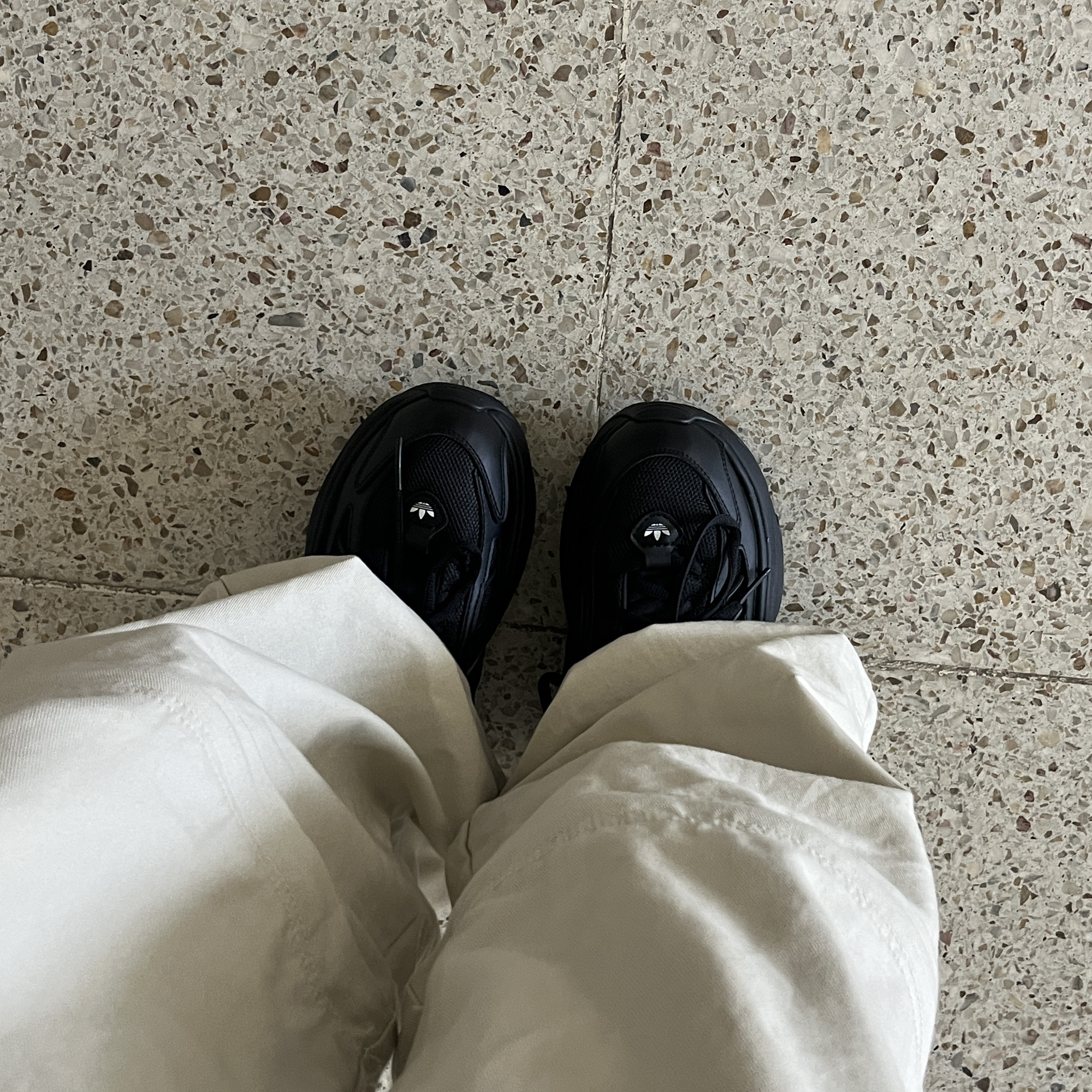 (W) Adidas Ozgaia Core Black 착용 스타일
