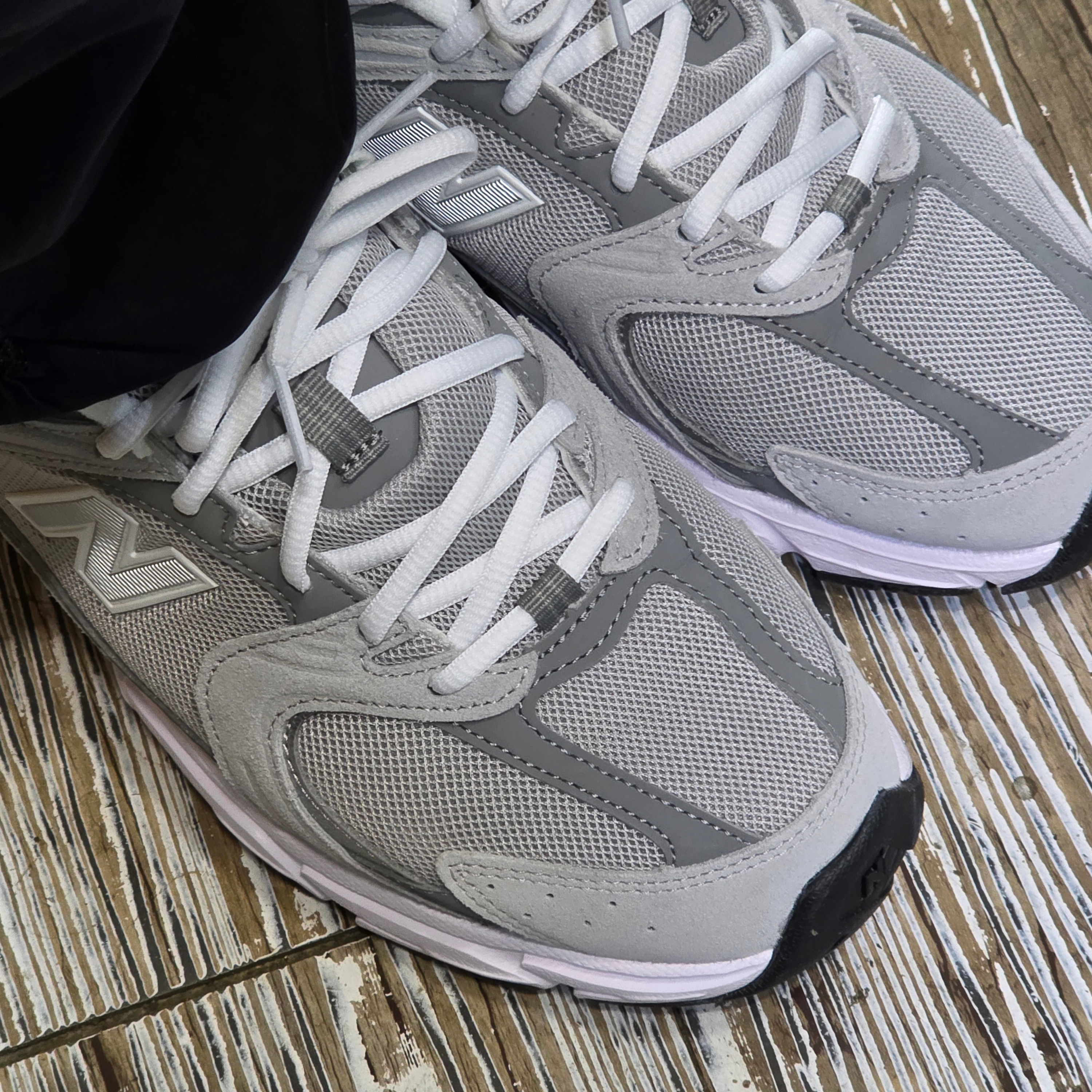 New Balance 530 Grey 착용 스타일