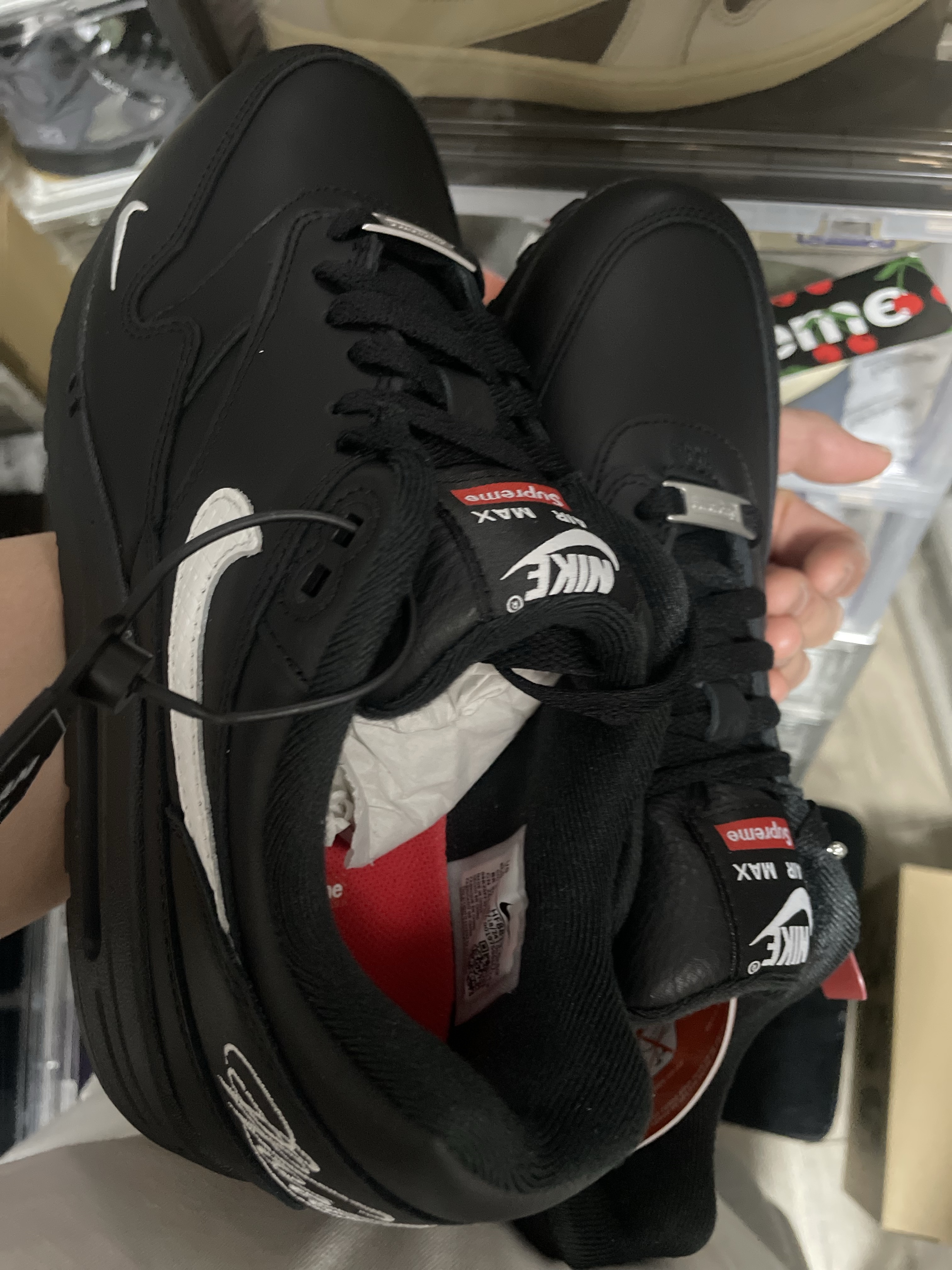 Nike x Supreme Air Max 1 '87 Black White - 25SS 착용 스타일 - 6