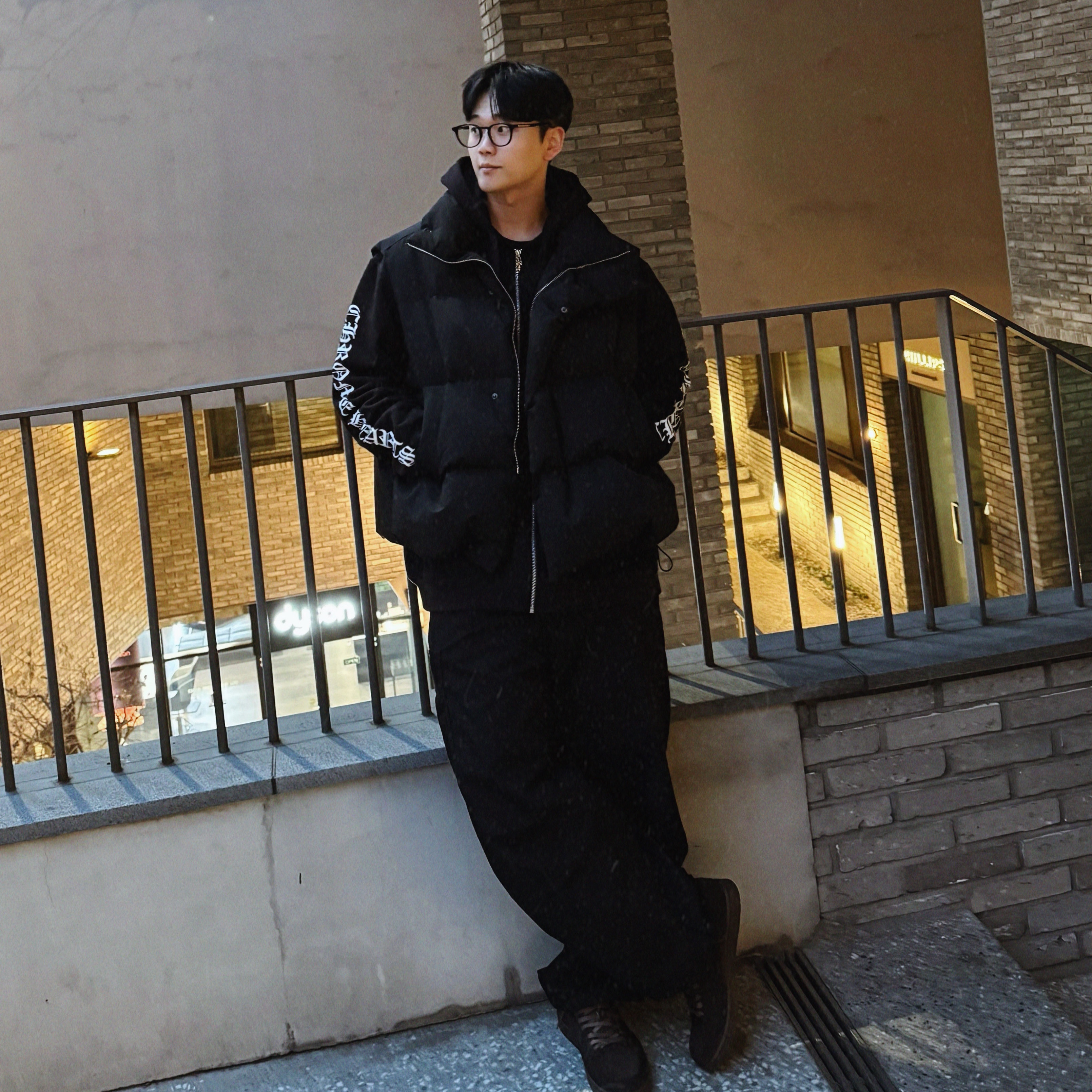크롬하츠 스크롤 로고 플리스 집업 후드 블랙, 조던 1 x 트래비스 스캇 레트로 로우 OG SP 벨벳 브라운 앤 다크 모카 착용 스타일 - 2