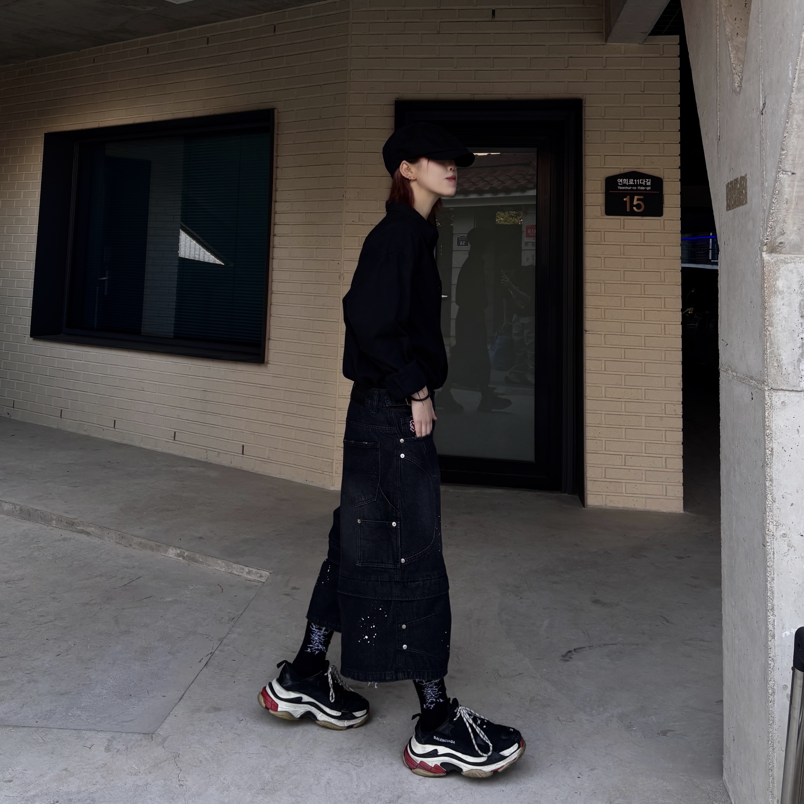 Balenciaga Triple S Sneakers Black 착용 스타일 - 4