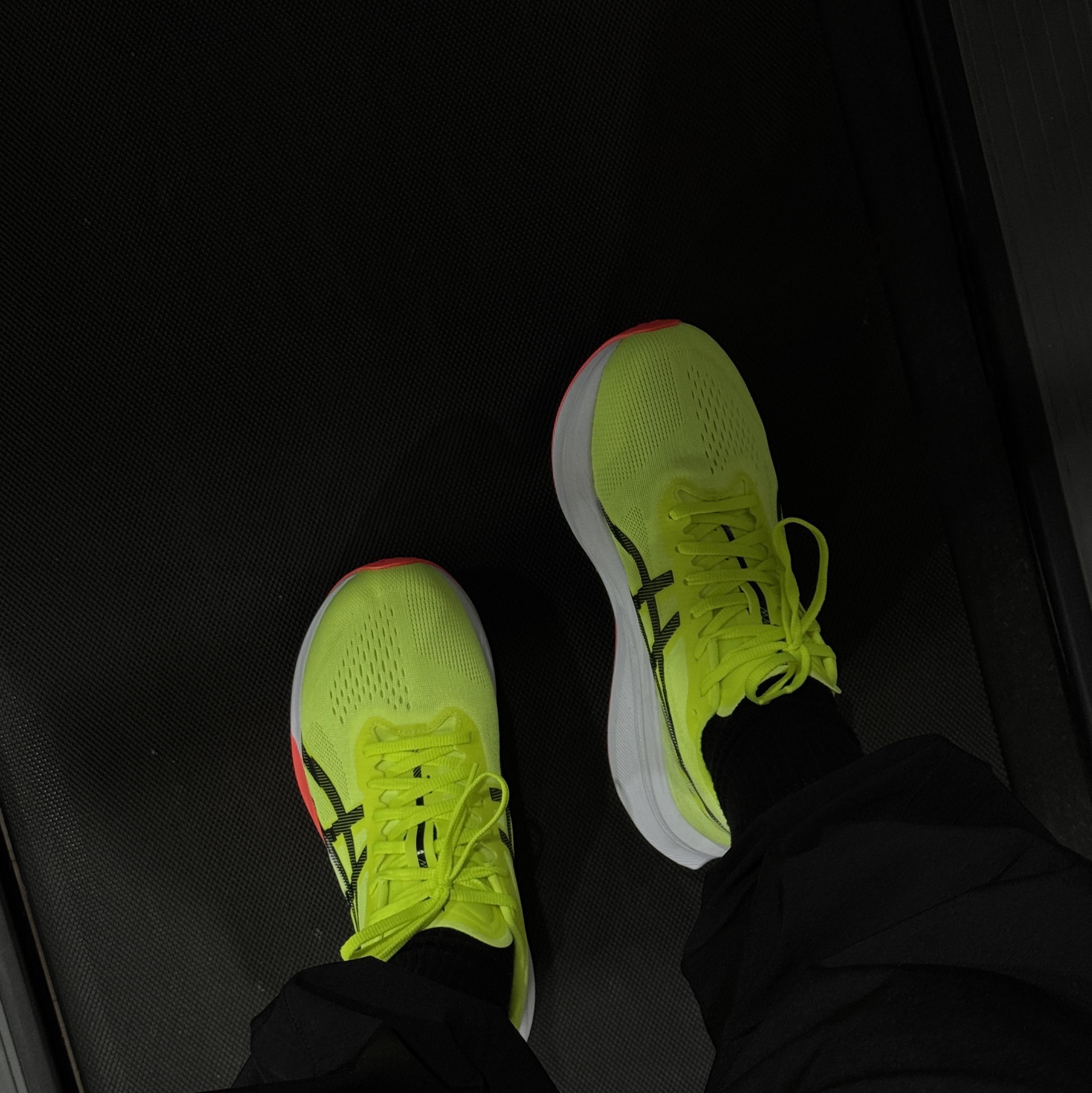 Asics Magic Speed 4 Safety Yellow Black - 2E Wide, Asics Magic Speed 4 Safety Yellow Black 착용 스타일 - 2