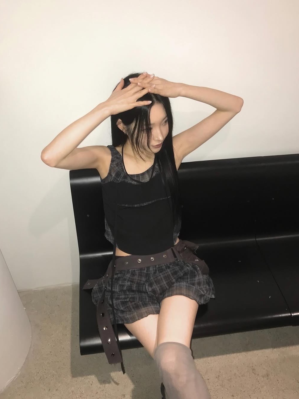OJOS Halter Strap Plaid Sleeveless Black 착용 스타일