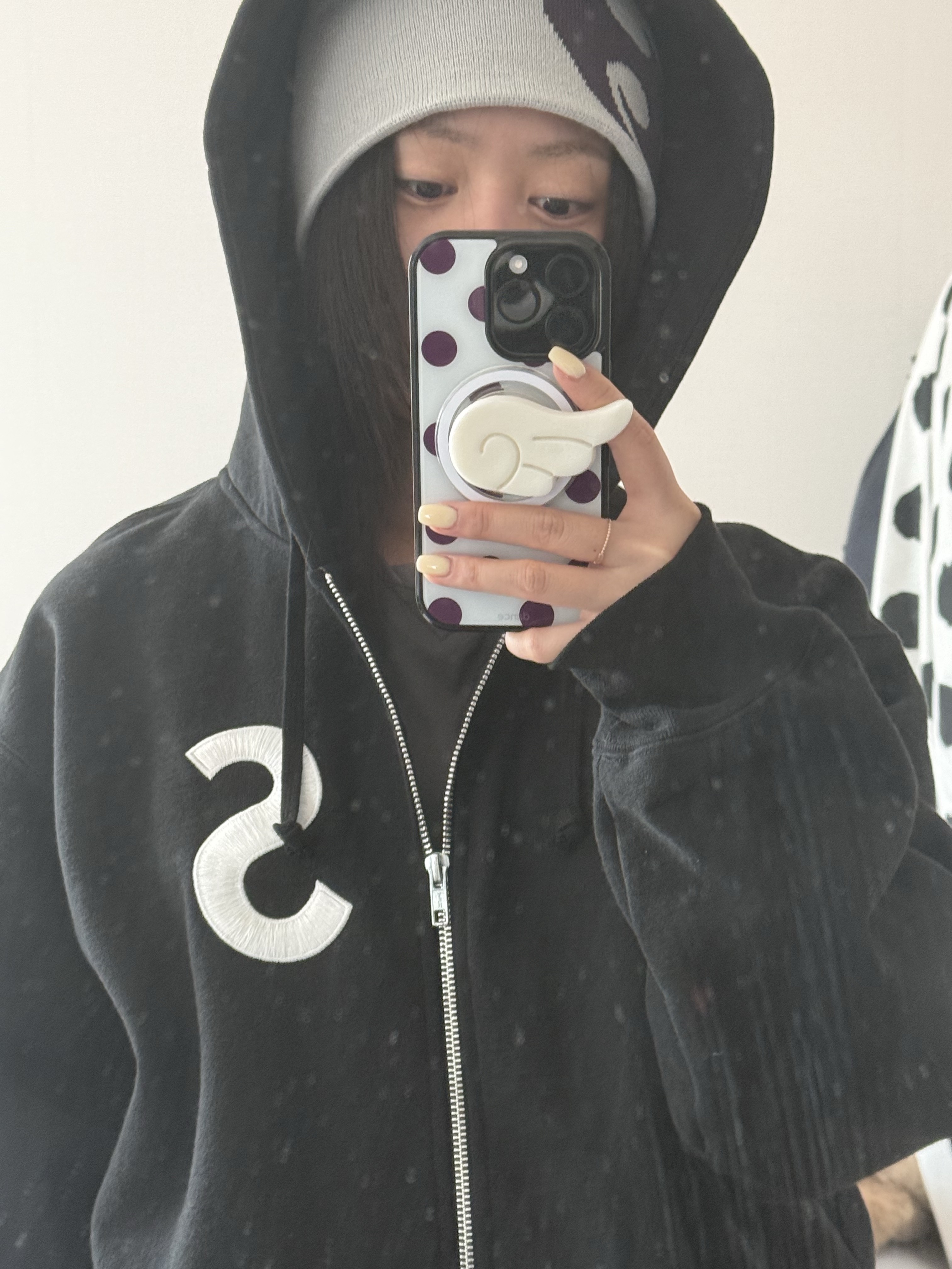 Sansan Gear Logo Beanie Light Grey, Supreme S Logo Zip Up Hooded Sweatshirt Black - 24FW 착용 스타일 - 1