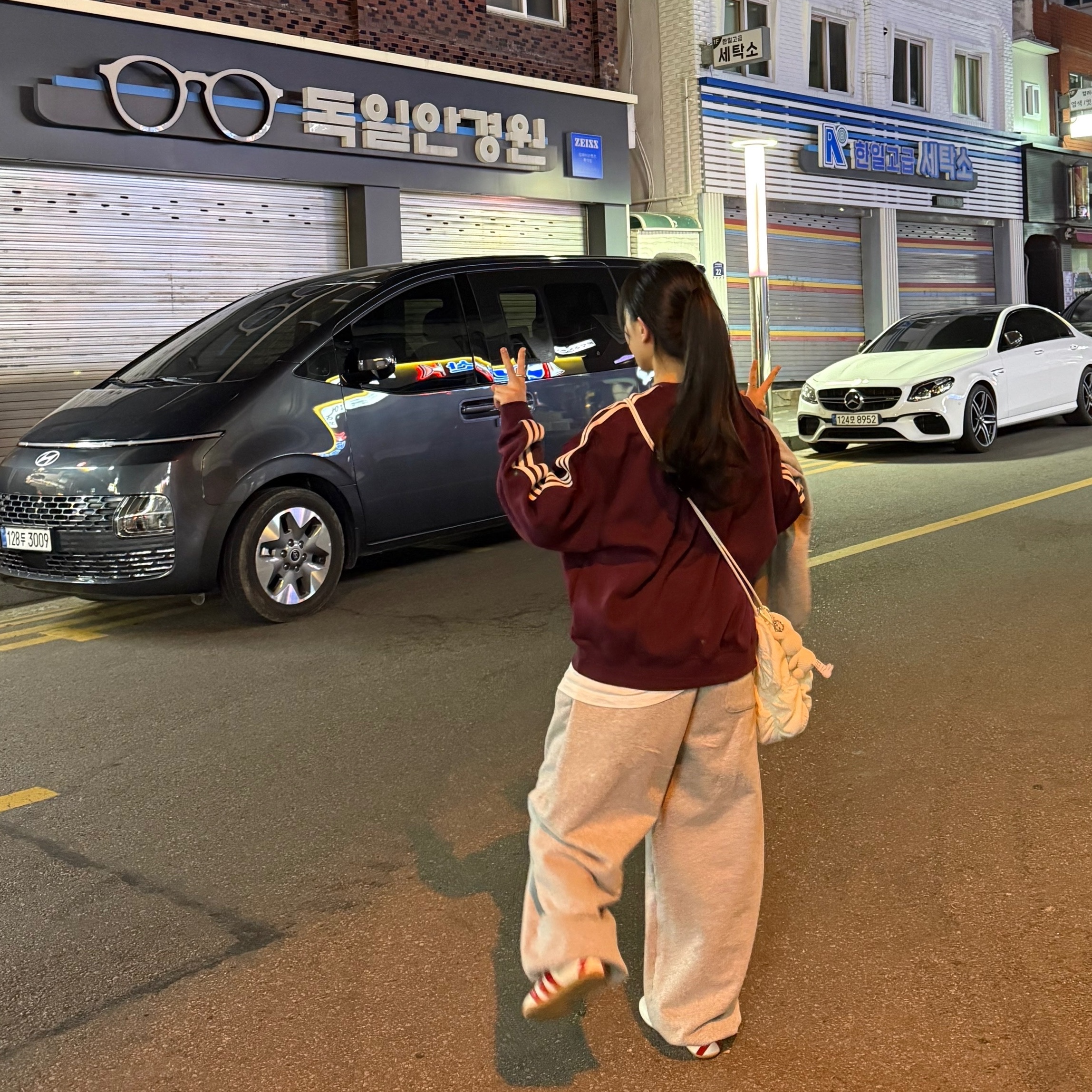 (W) Adidas x Sporty & Rich Sweatshirt Maroon - KR Sizing, IU The Winning Tweety x IU The Winning Smarttok 착용 스타일 - 2