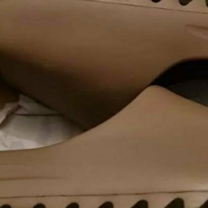 Adidas Yeezy Slide Earth Brown 착용 스타일