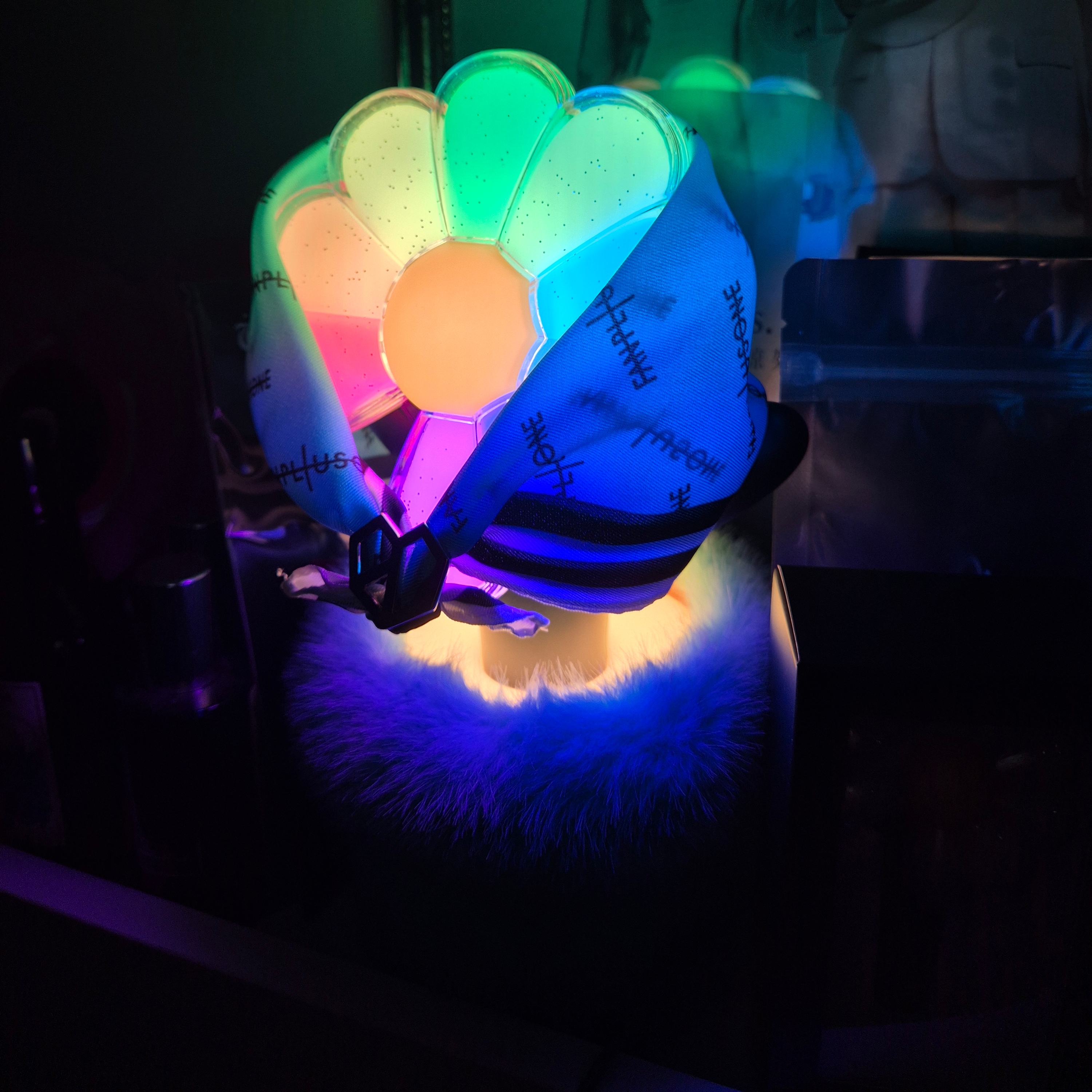 G-DRAGON Ubermensch Official Light Stick Cradle, G-DRAGON Ubermensch Official Light Stick 착용 스타일 - 2