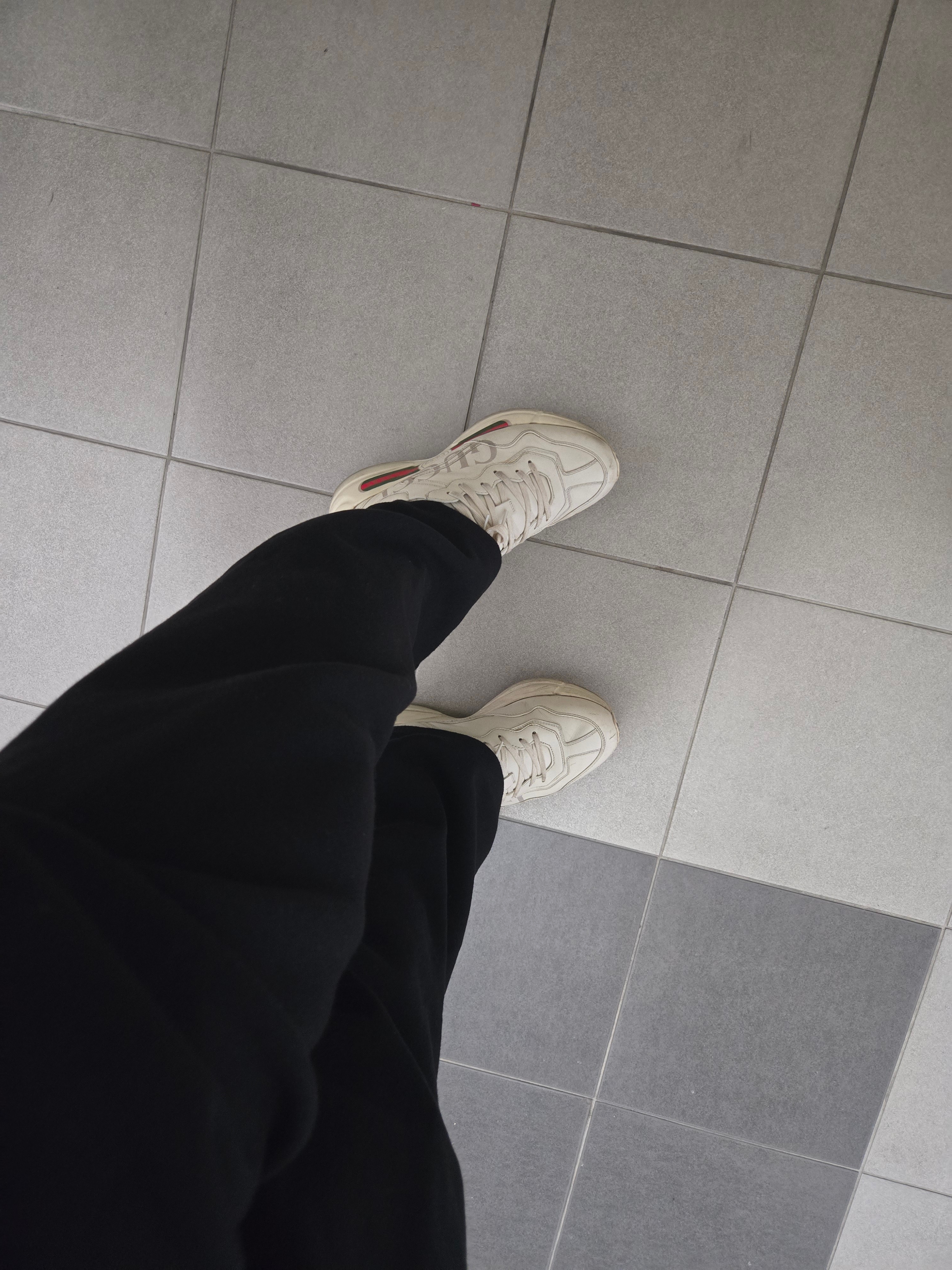 Gucci Rhyton Leather Sneakers Logo 착용 스타일