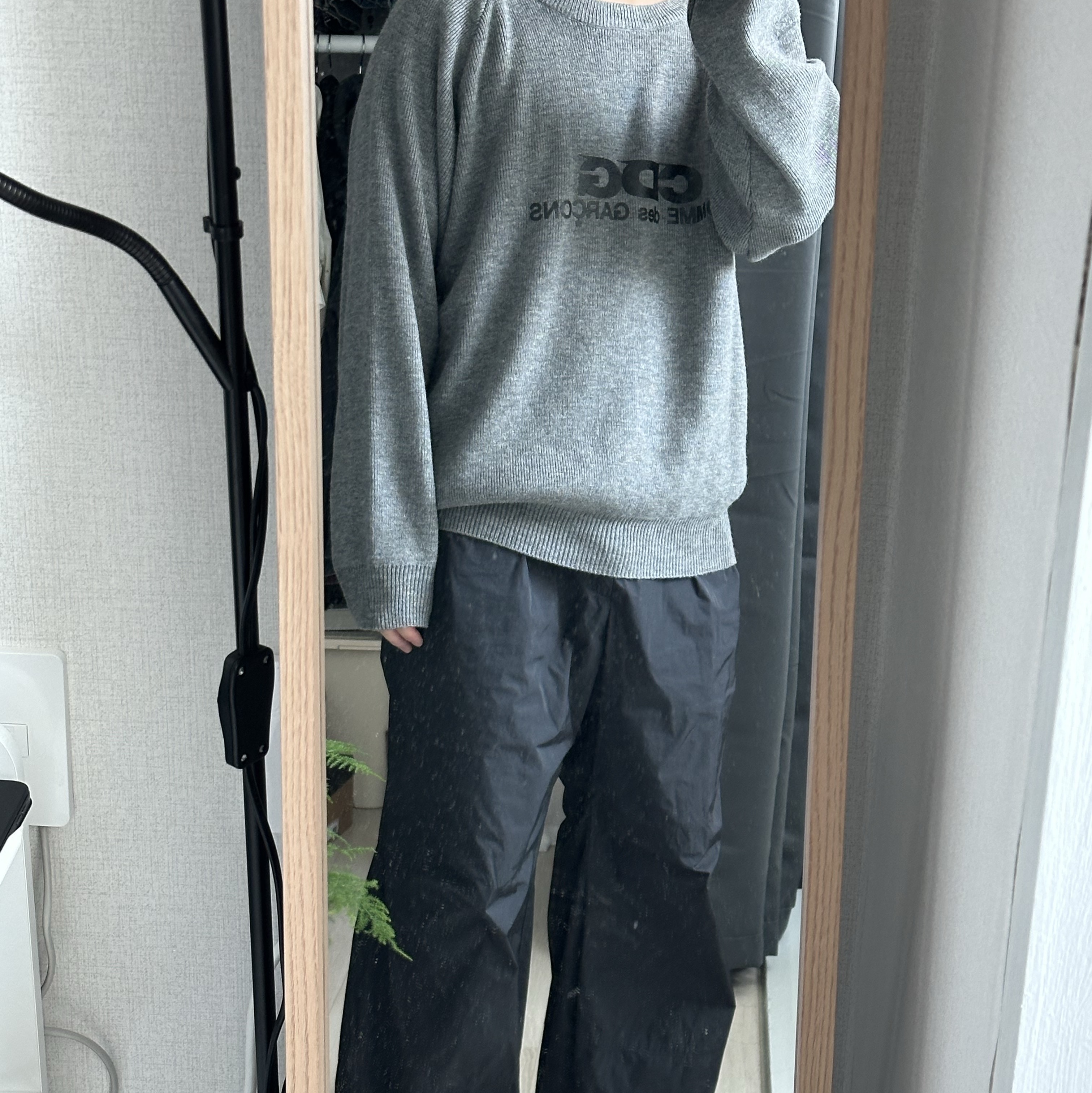 CDG Round Neck School Pullover Grey 착용 스타일