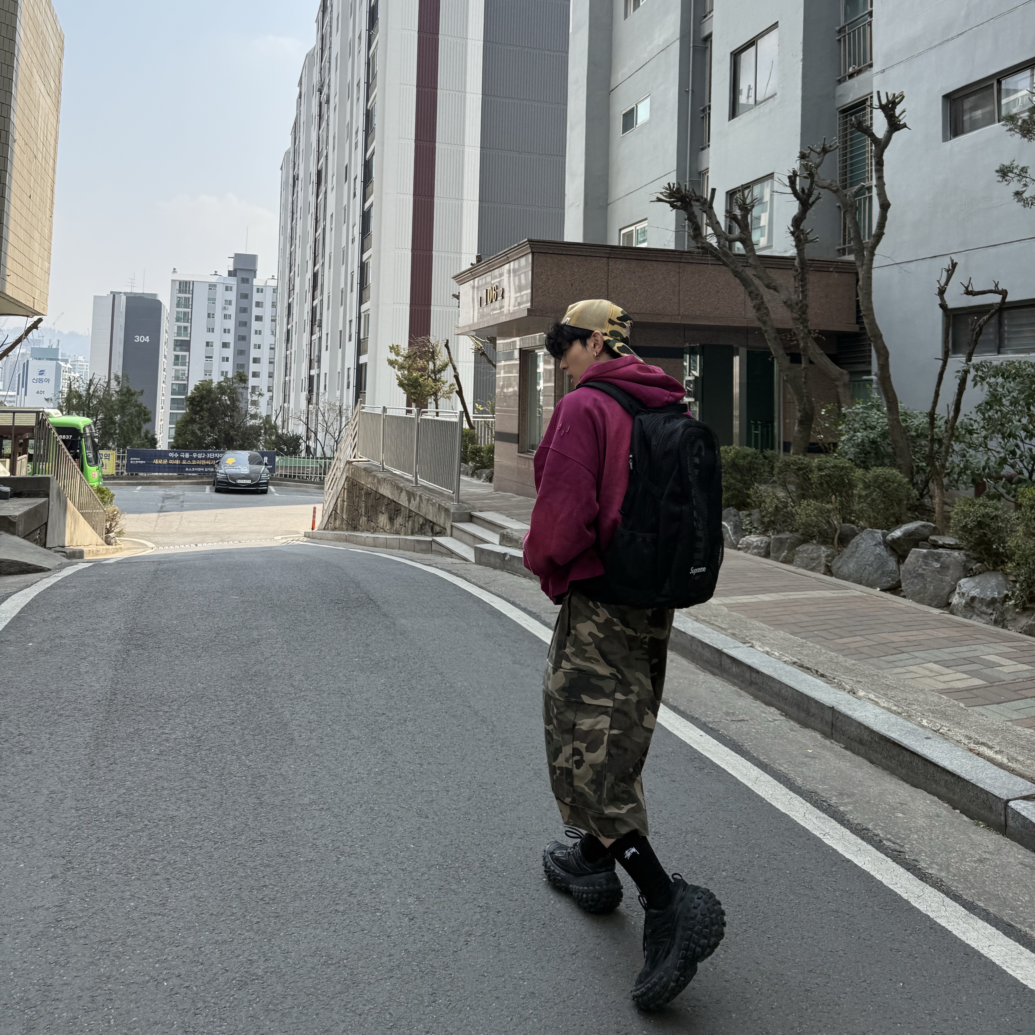 Undermycar Mu.47 Anti Fxxking Logo Play Big Cargo Camo Shorts Camo Mocha, Stussy x BAPE Trucker Cap Yellow 착용 스타일 - 2