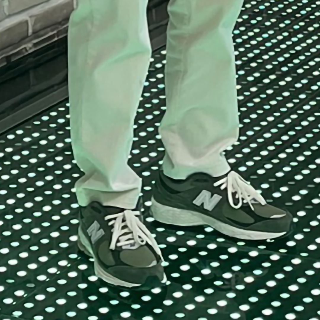 New Balance 2002R Special Vintage Khaki 착용 스타일