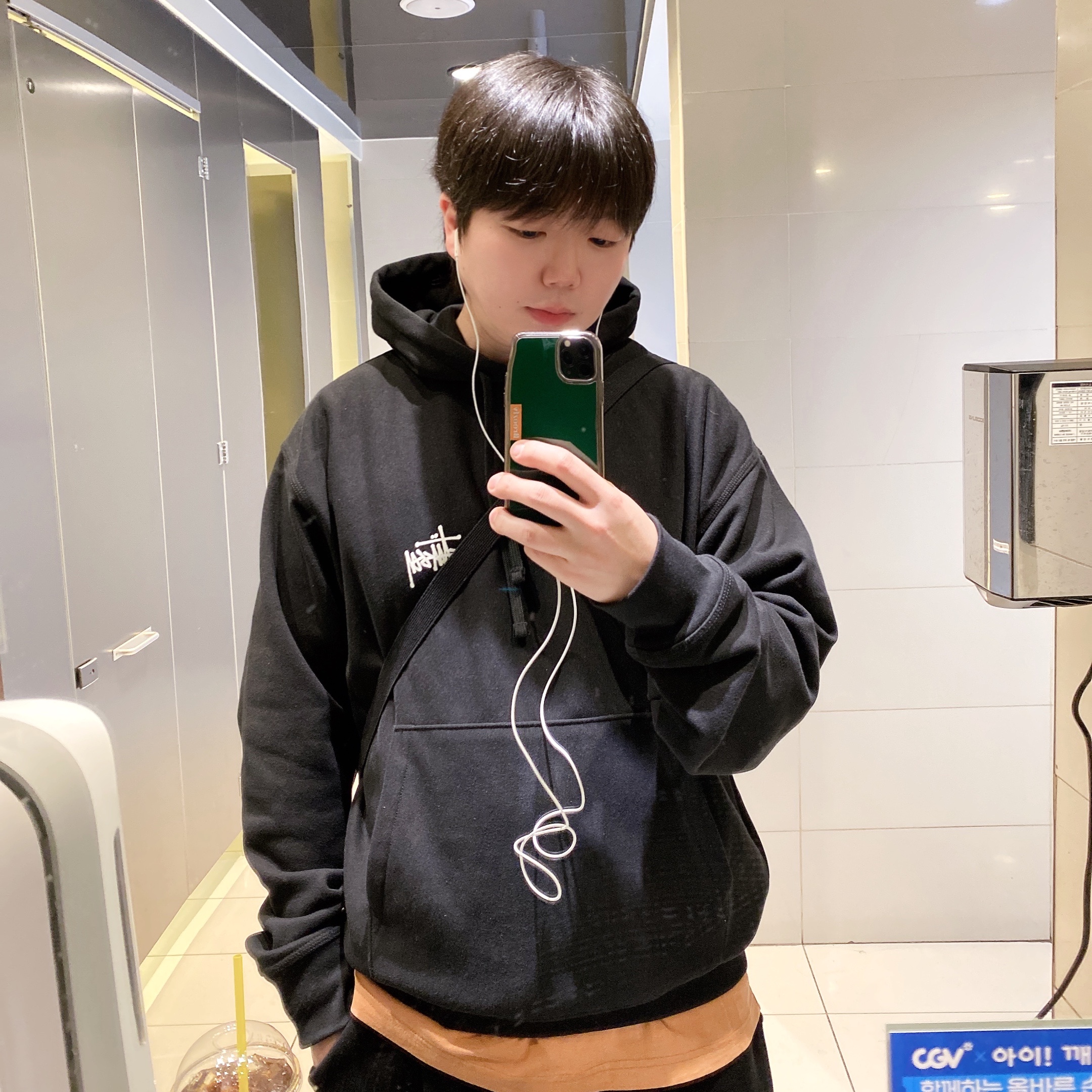 스투시 베이직 스투시 후드 블랙, 칼하트 루즈 핏 헤비웨이트 레귤러 숏슬리브 포켓 티셔츠 블랙 착용 스타일