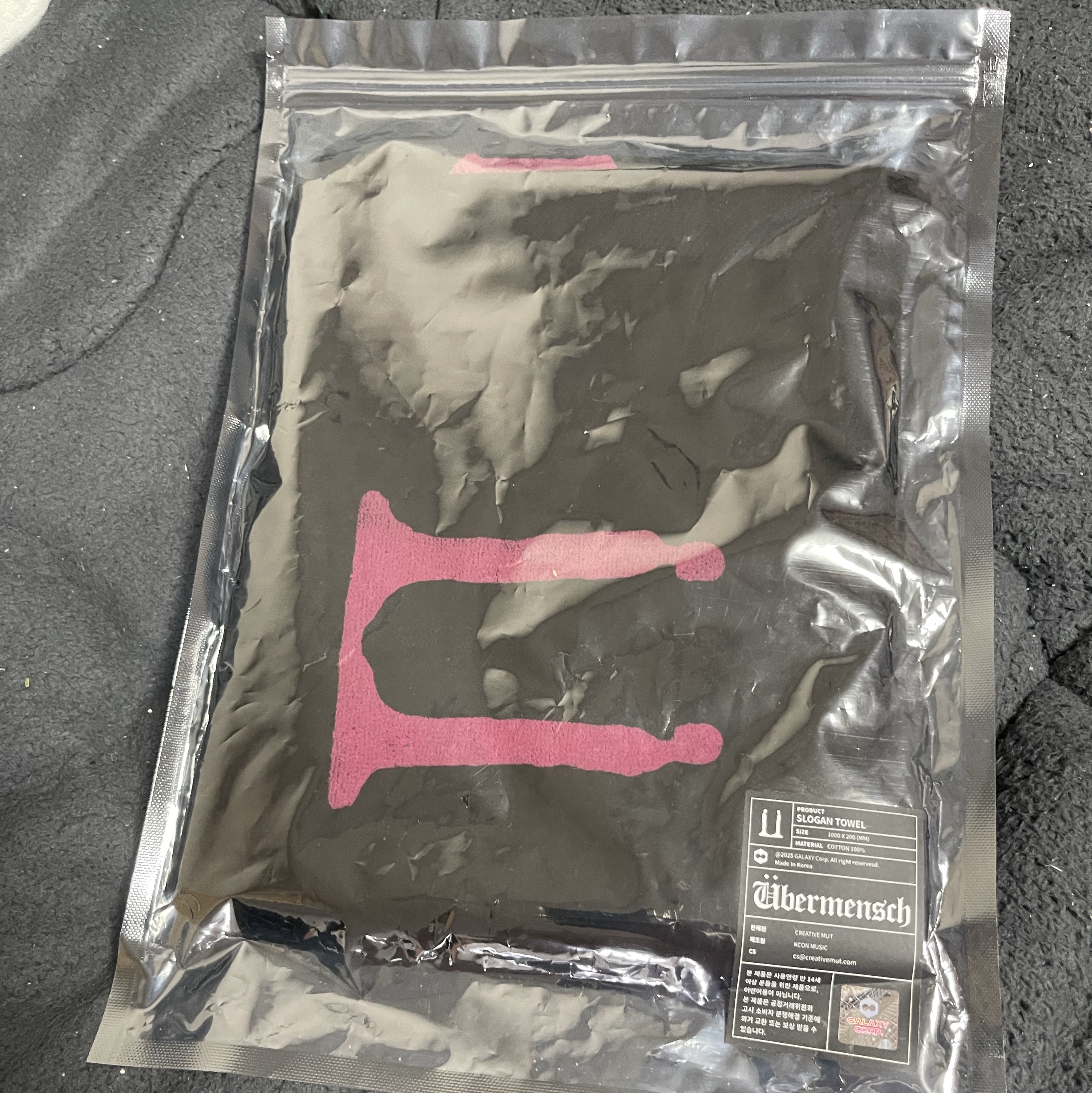 G-DRAGON Ubermensch Slogan Towel Pink 착용 스타일