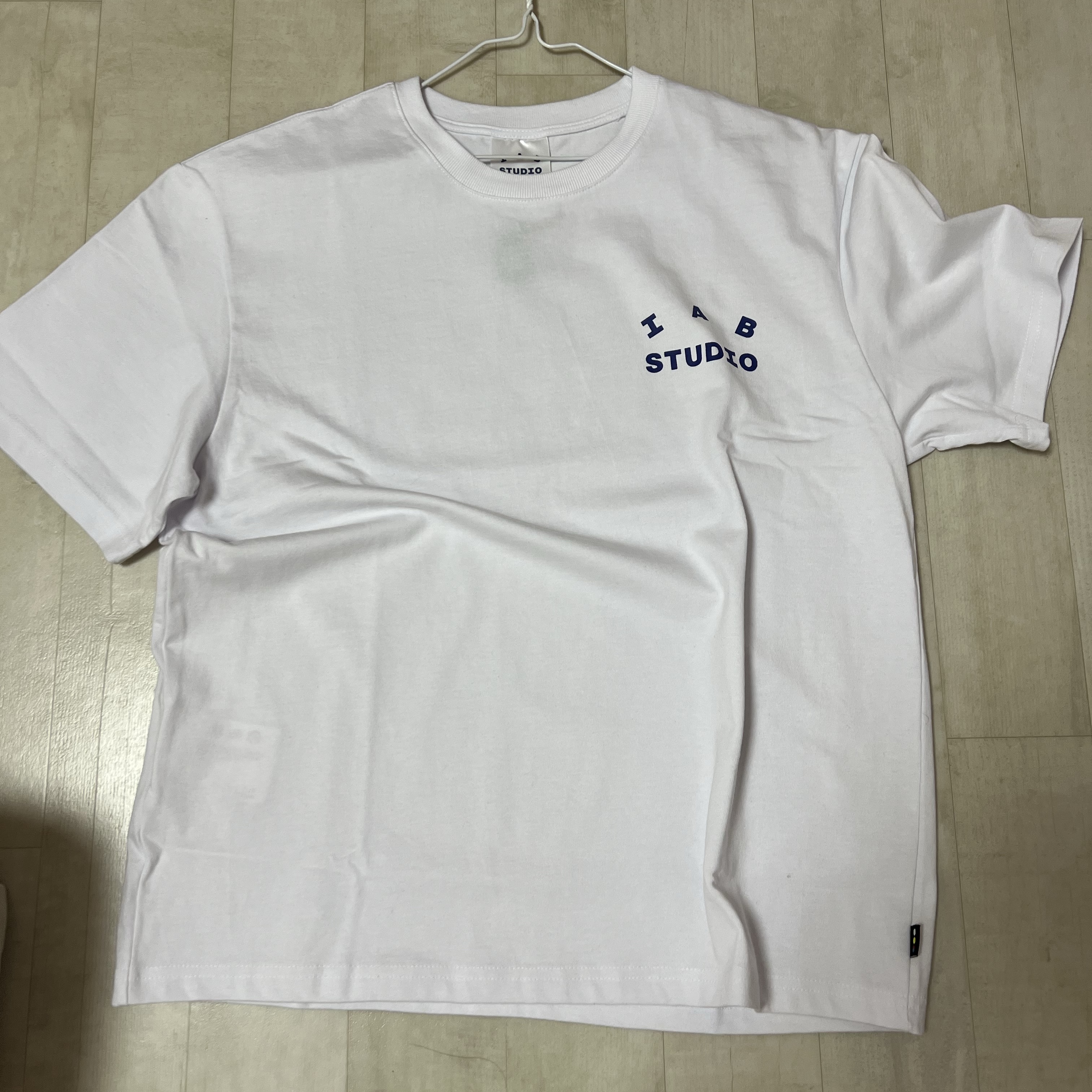 IAB Studio T-Shirt White Navy - 22FW 착용 스타일