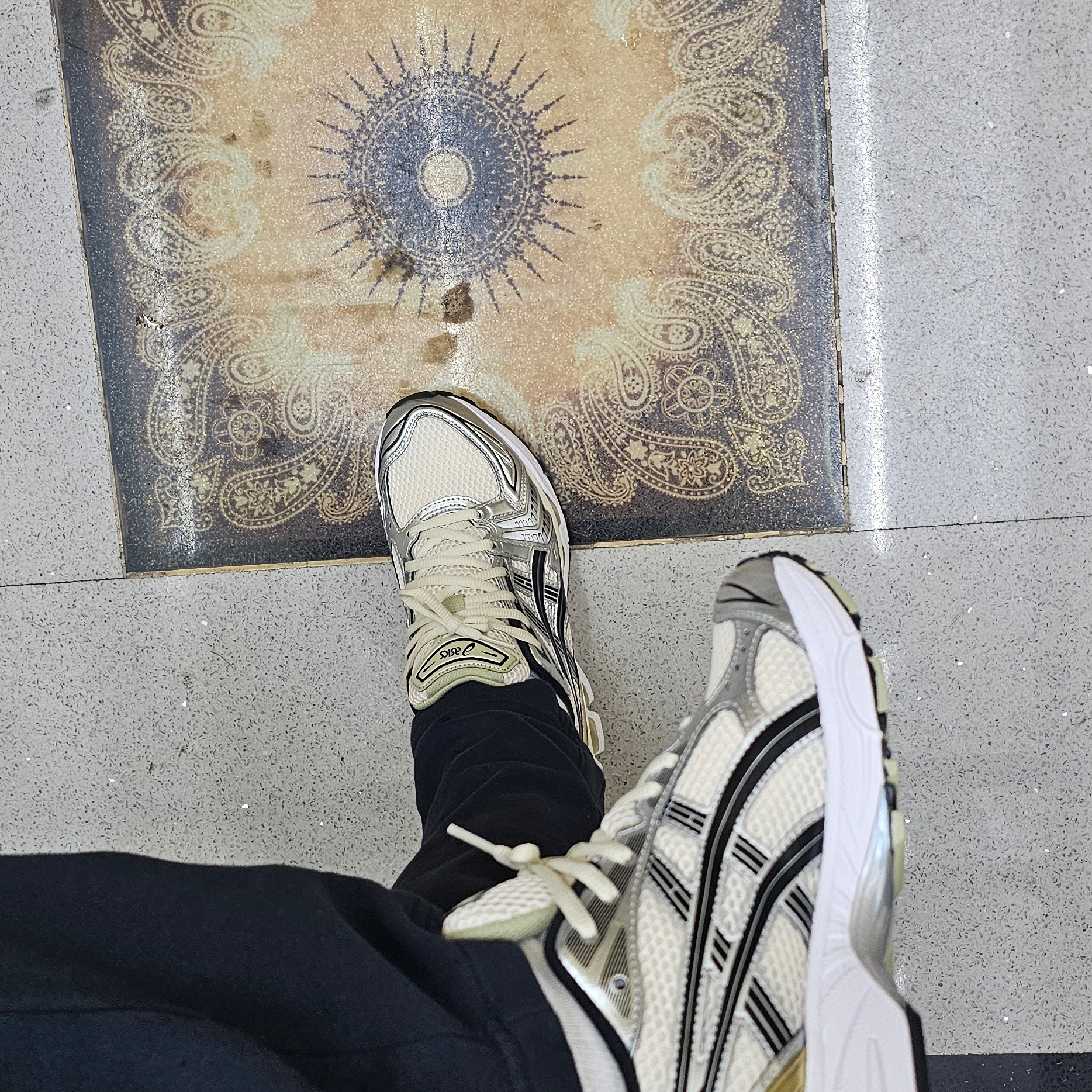 Asics Gel-Kayano 14 Birch Pure Silver 착용 스타일