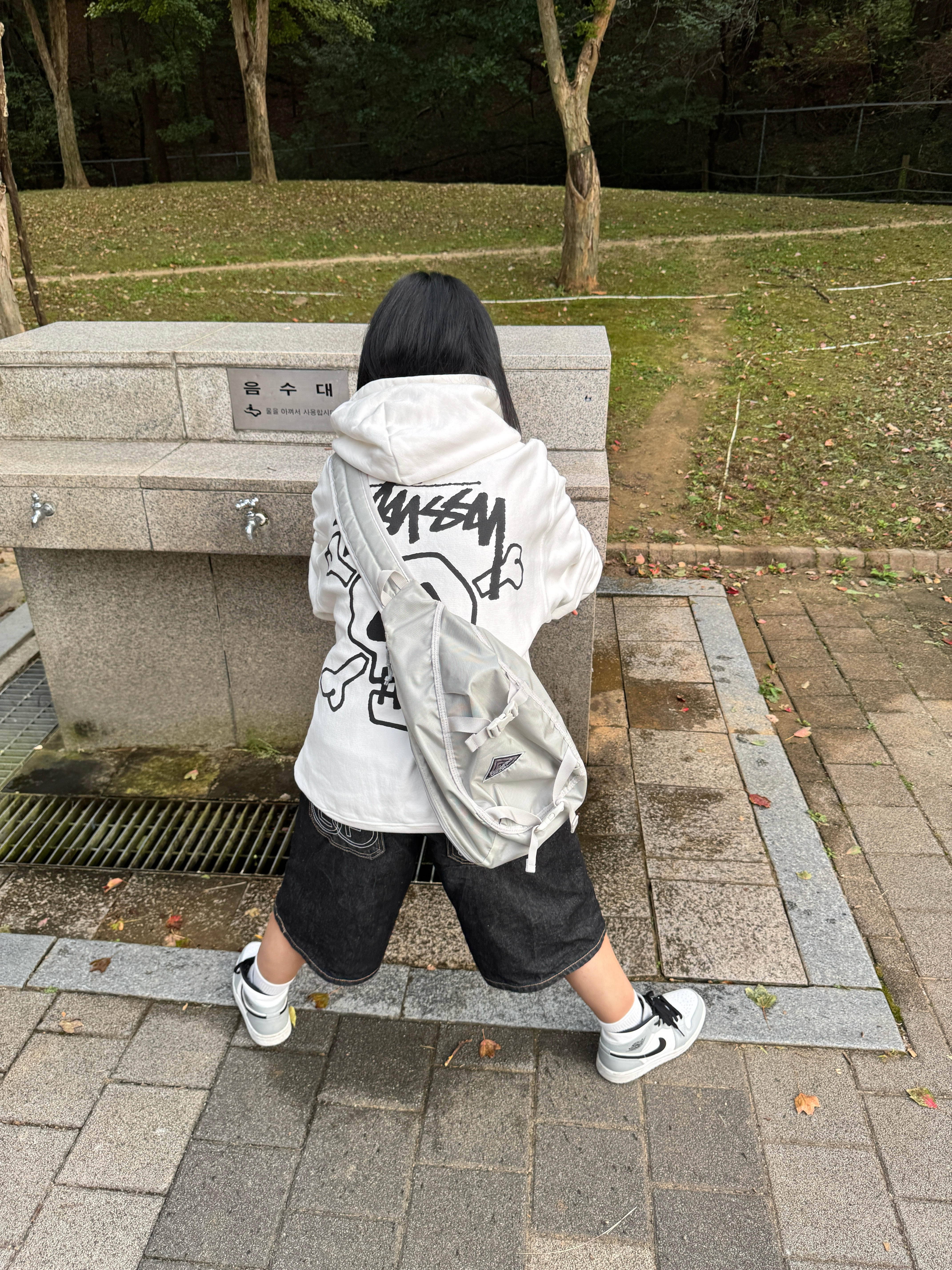 Jordan 1 Mid Light Smoke Grey, Stussy Skull & Bones Pigment Dyed Hoodie Natural 착용 스타일 - 4