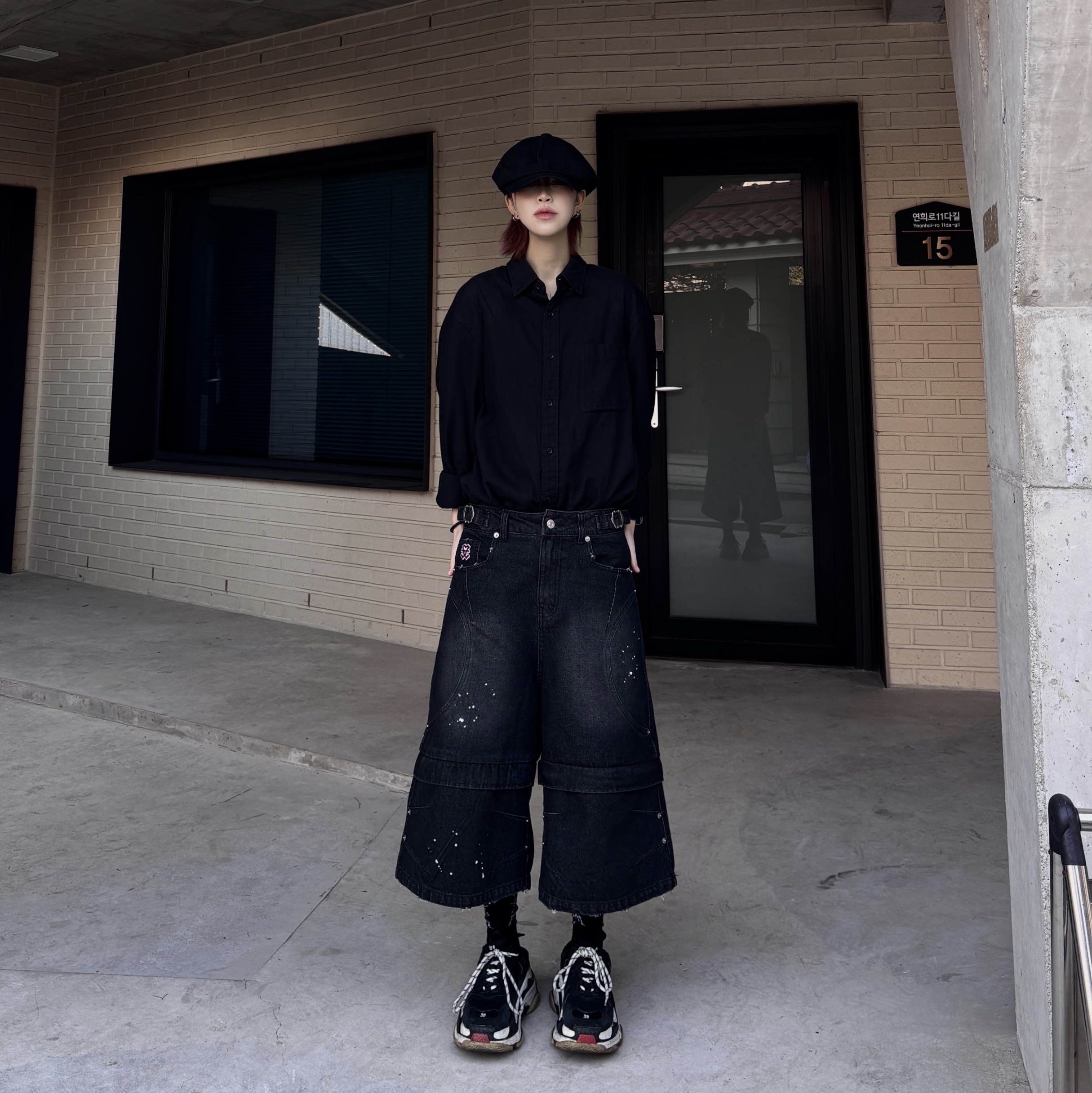 Balenciaga Triple S Sneakers Black 착용 스타일 - 1