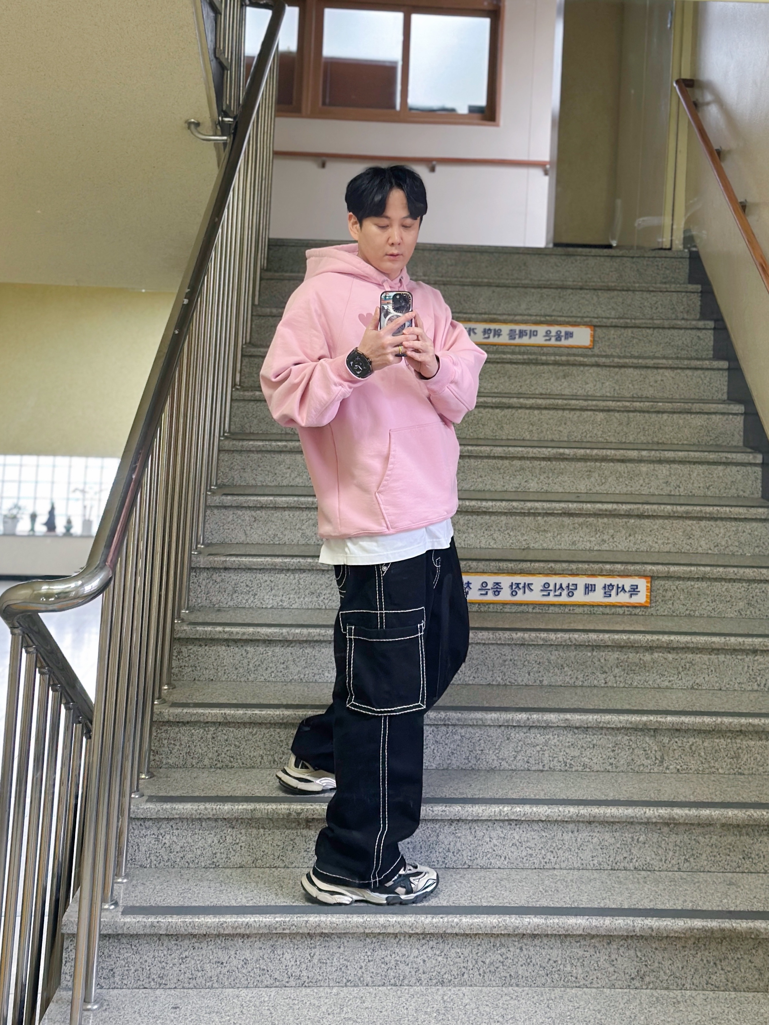 AMI de Coeur Tone-On-Tone Hoodie Pale Pink, True Religion Classic Cargo Pants Mk-1 Black 착용 스타일 - 1