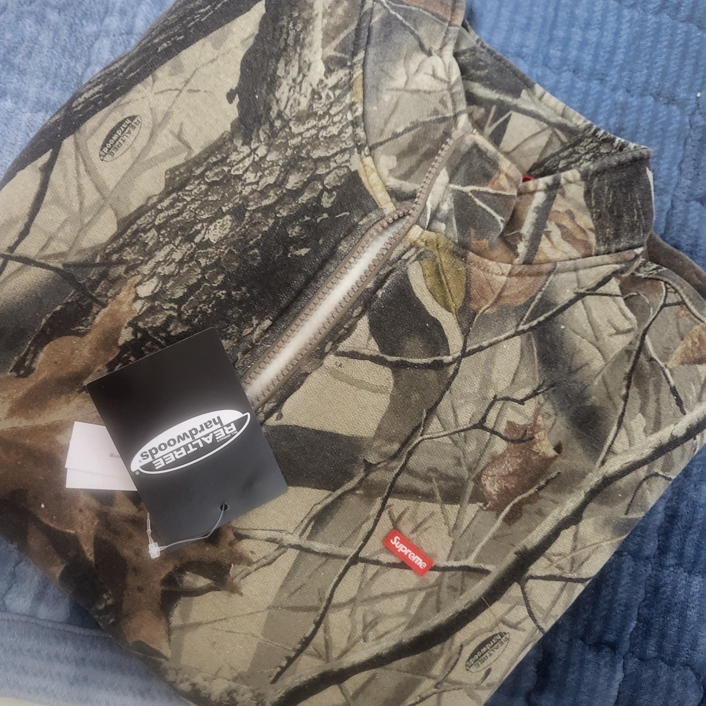Supreme Small Box Half Zip Pullover Realtree Hardwoods Camo - 25SS 착용 스타일