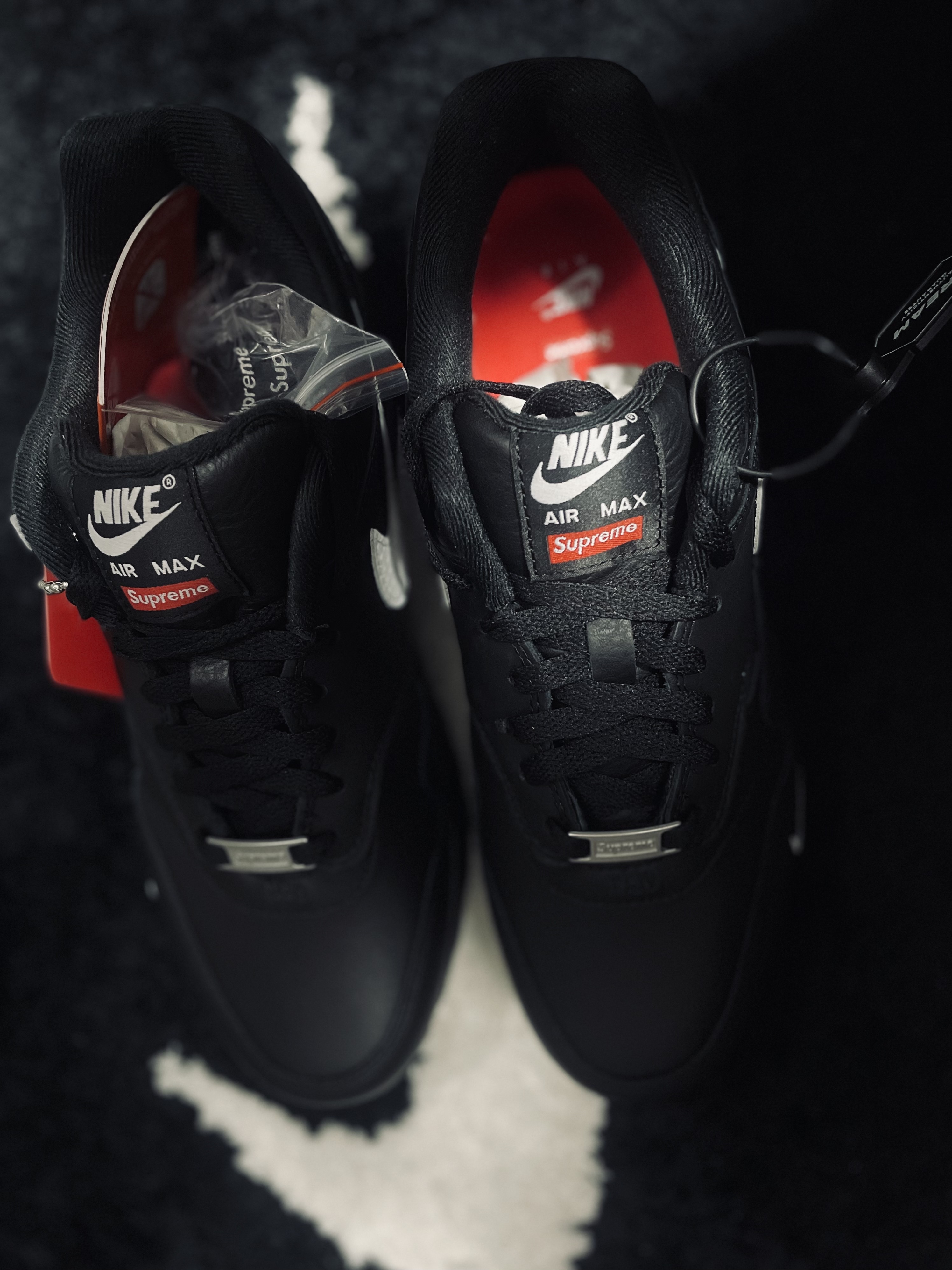 Nike x Supreme Air Max 1 '87 Black White - 25SS 착용 스타일 - 2