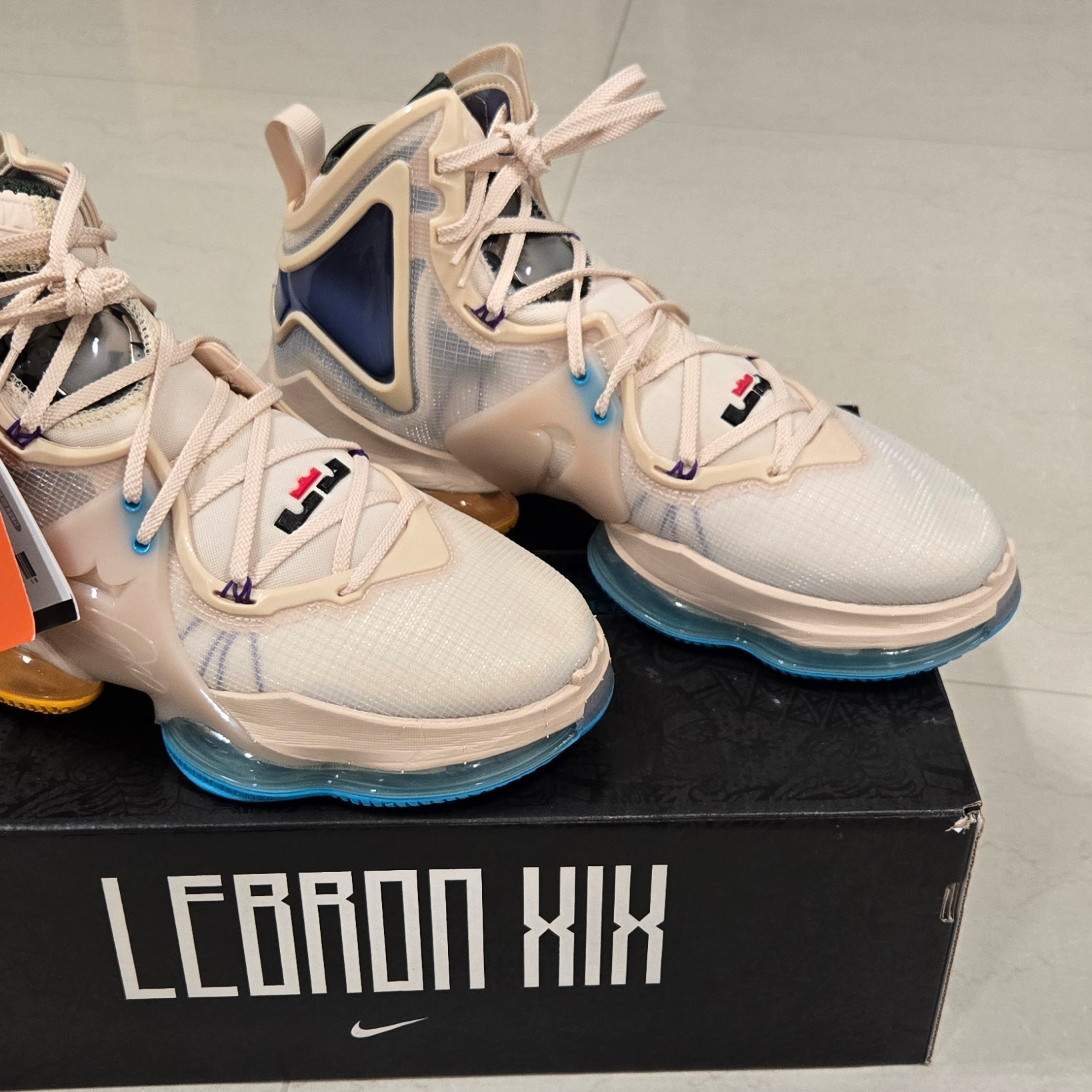 Nike LeBron XIX Minneapolis Lakers 착용 스타일 - 7