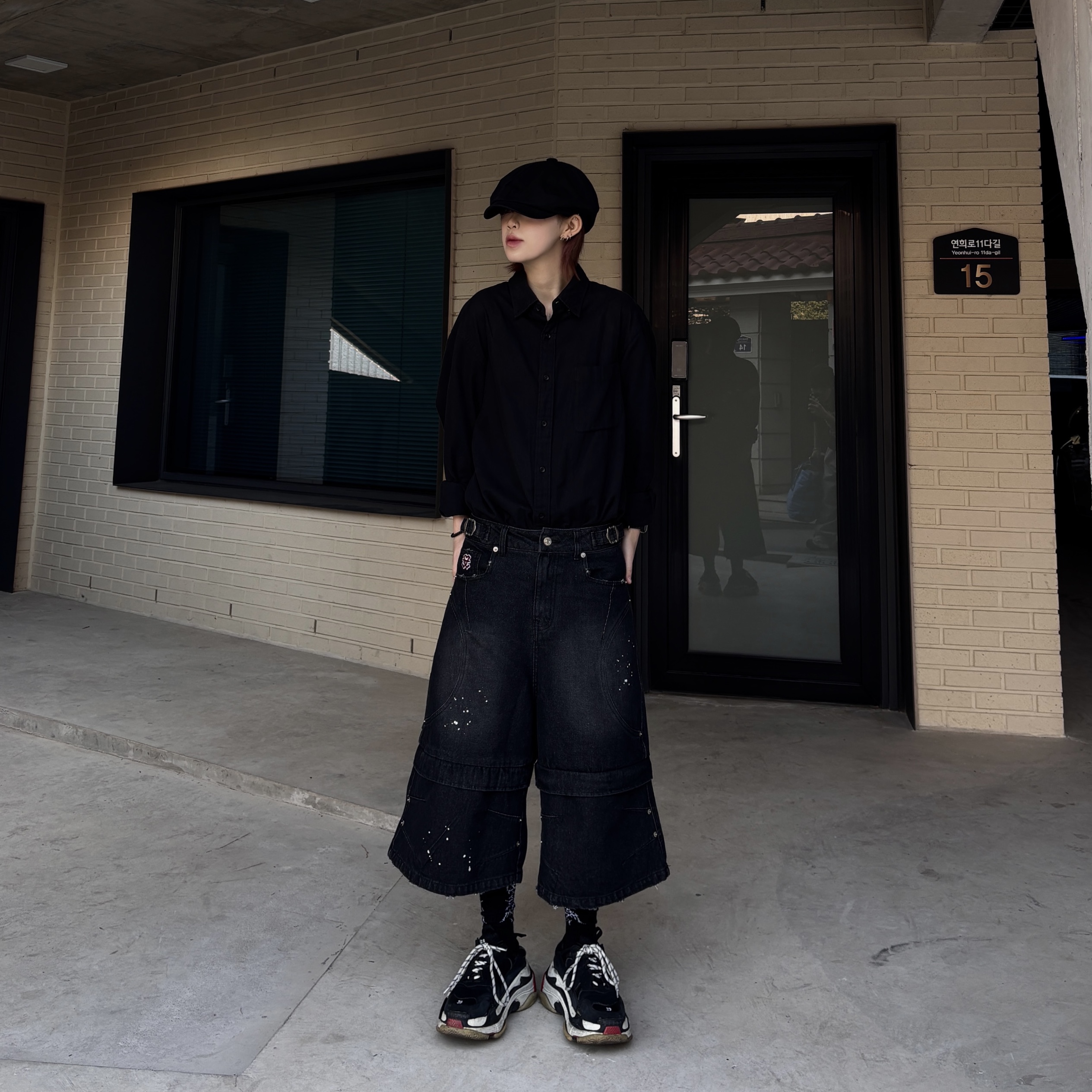 Balenciaga Triple S Sneakers Black 착용 스타일 - 2