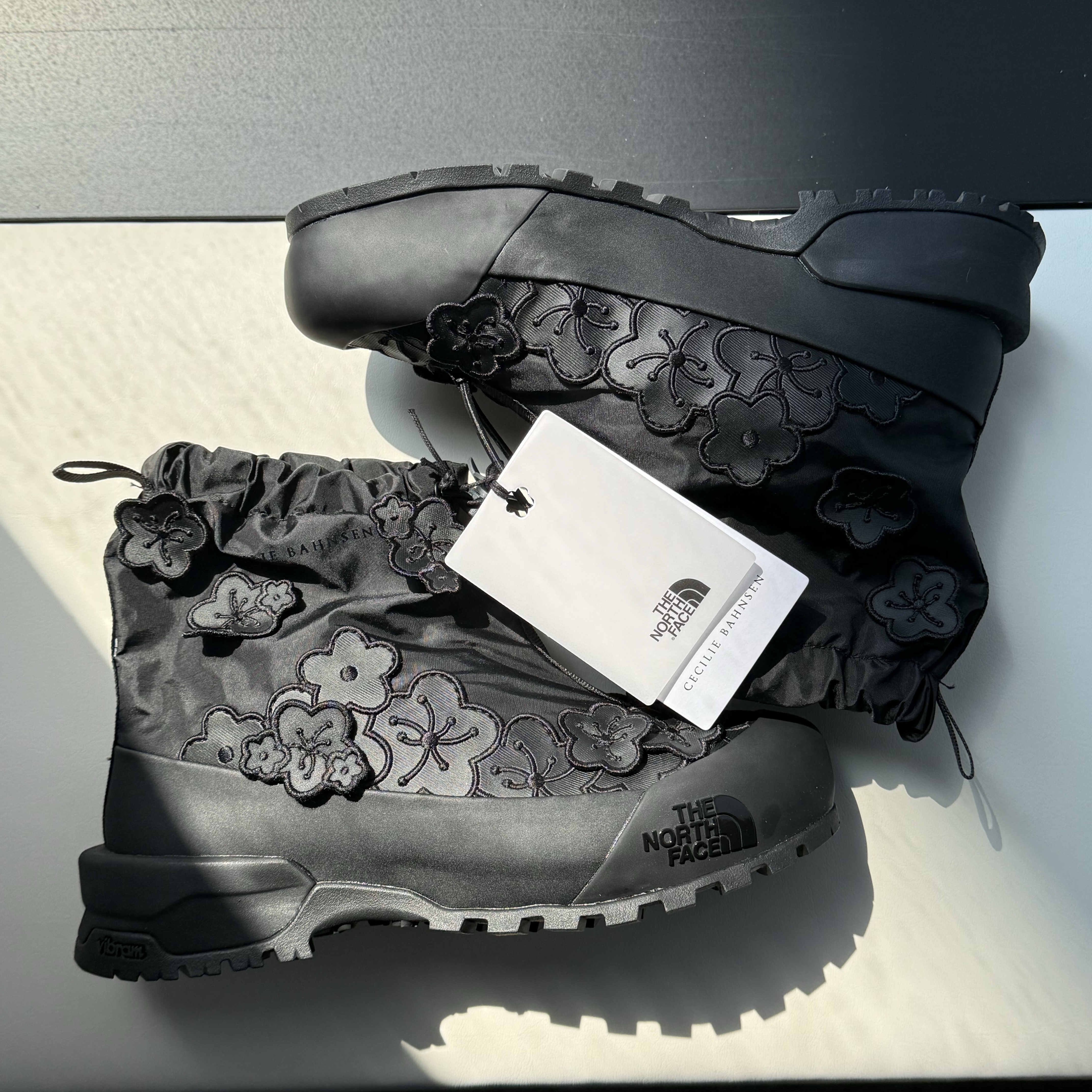 The North Face x Cecilie Bahnsen Glenclyffe Gaiter TNF Black 착용 스타일 - 1