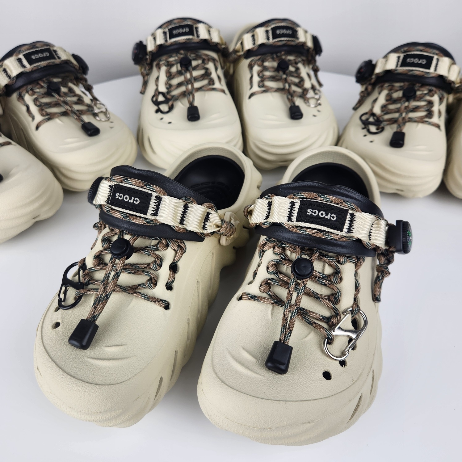 Crocs Echo Clog Bone Black 착용 스타일 - 1