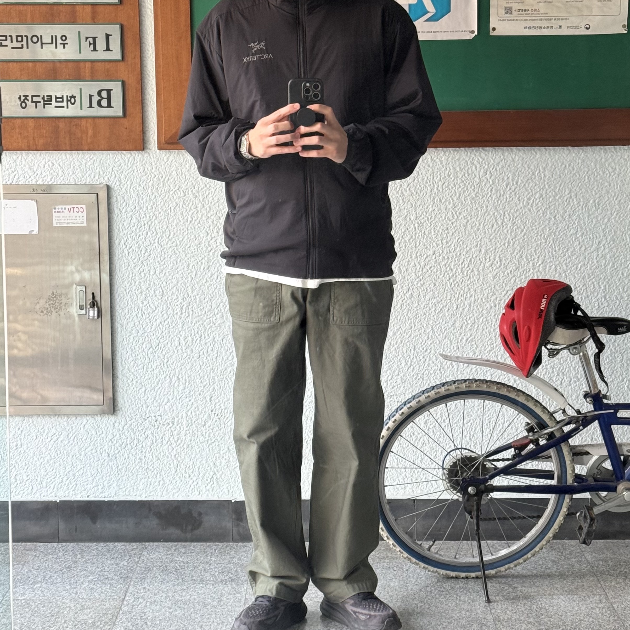 아크테릭스 아톰 후디 블랙 착용 스타일