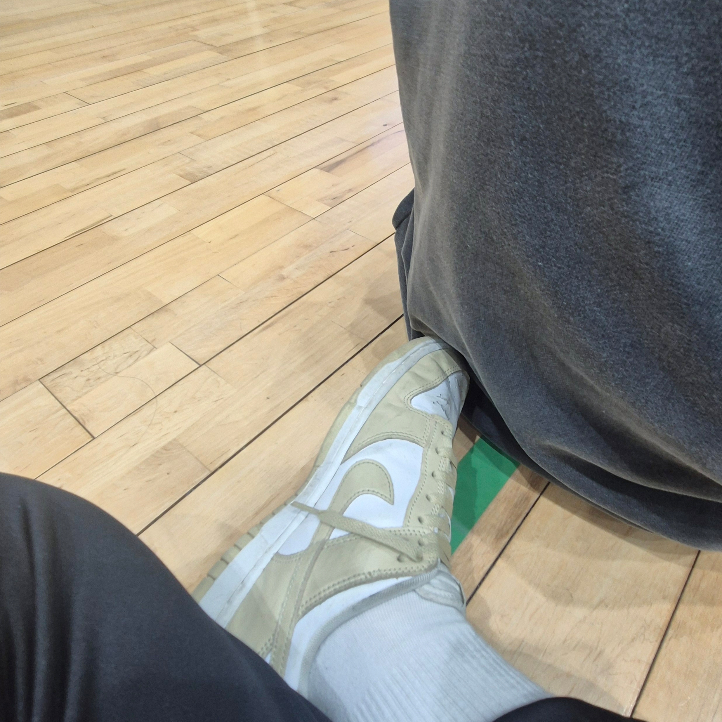 Nike Dunk Low Team Gold and White 착용 스타일