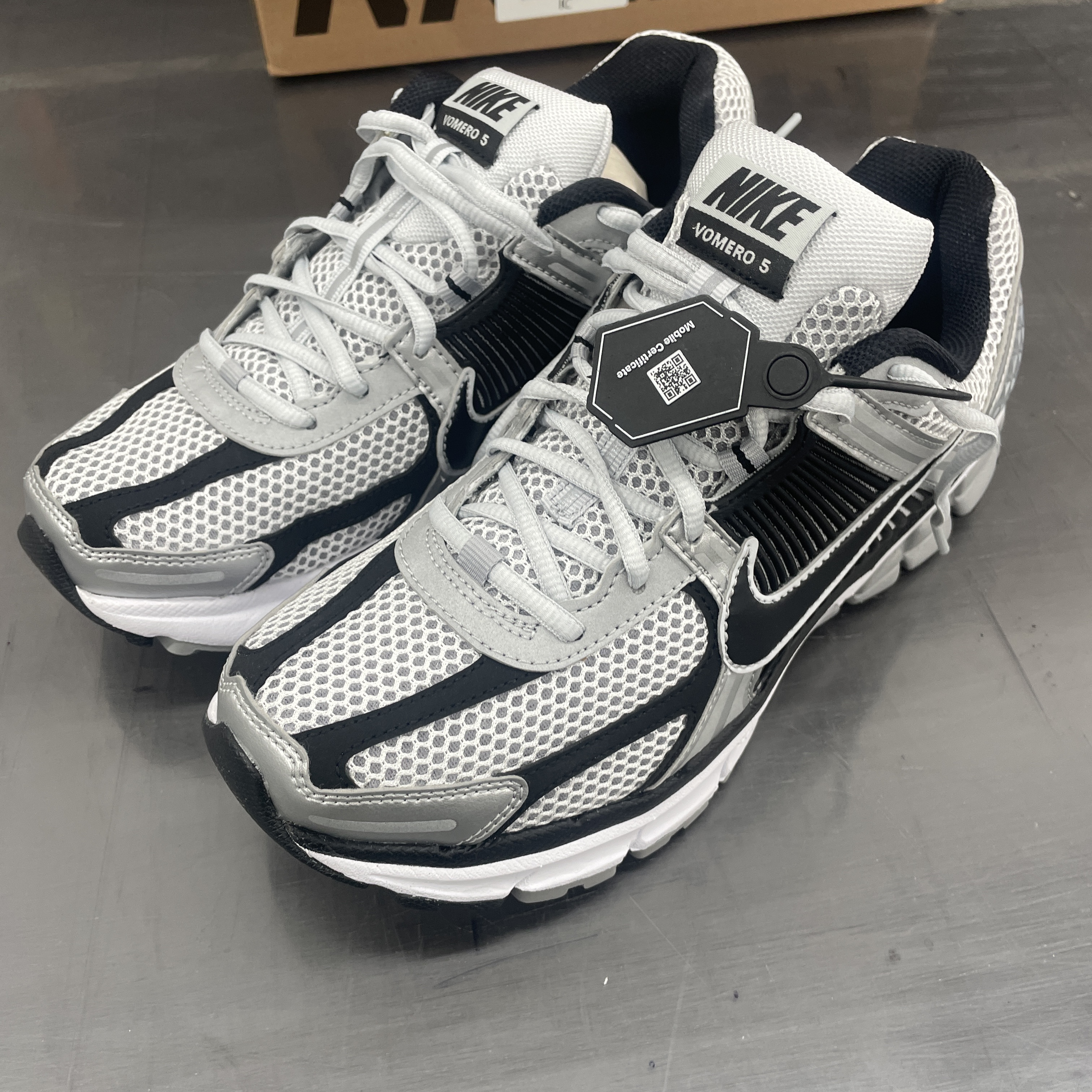 Nike Zoom Vomero 5 Metallic Silver Black 착용 스타일 - 2