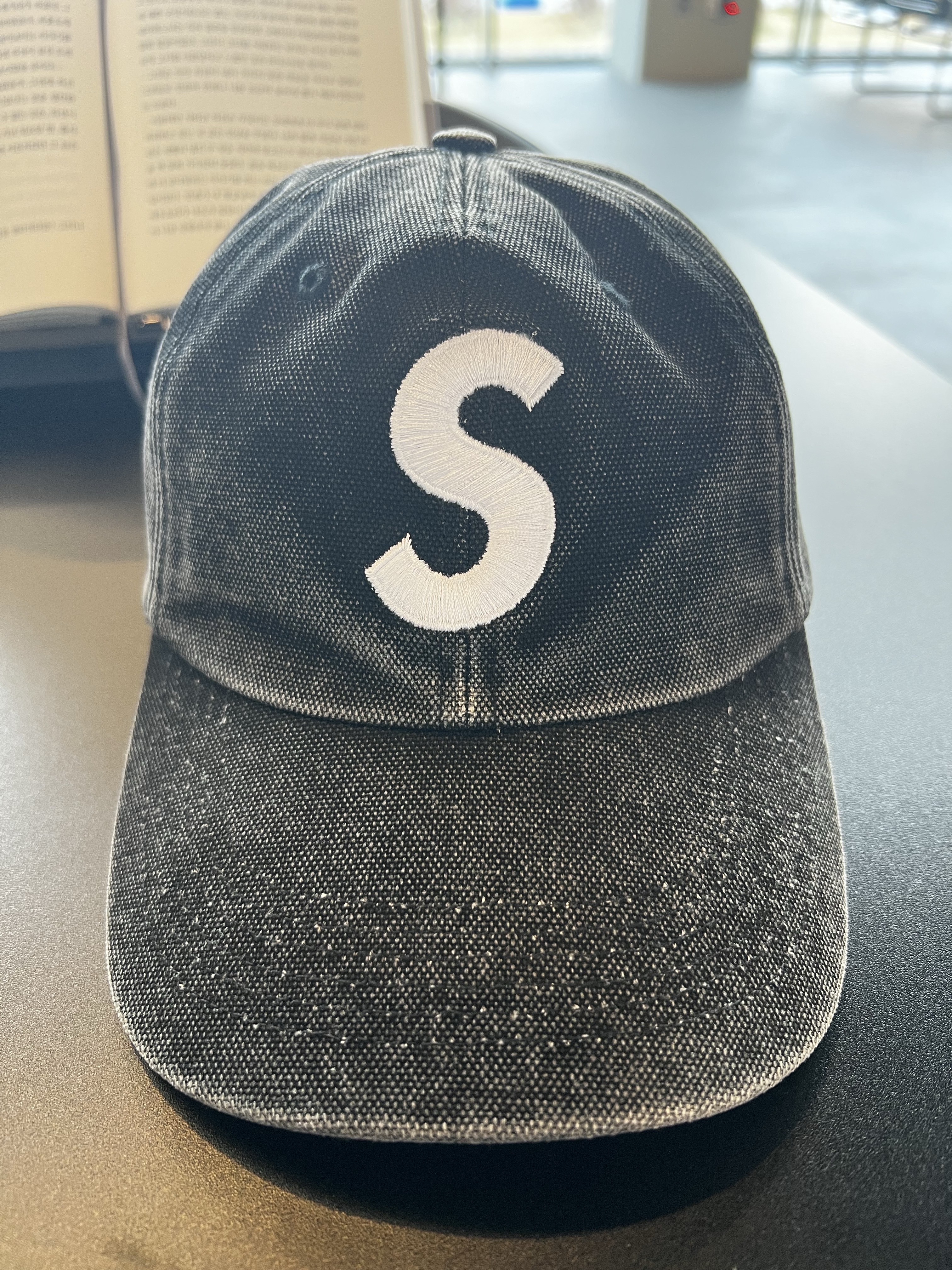 Supreme Pigment S Logo 6-Panel Black - 24FW 착용 스타일