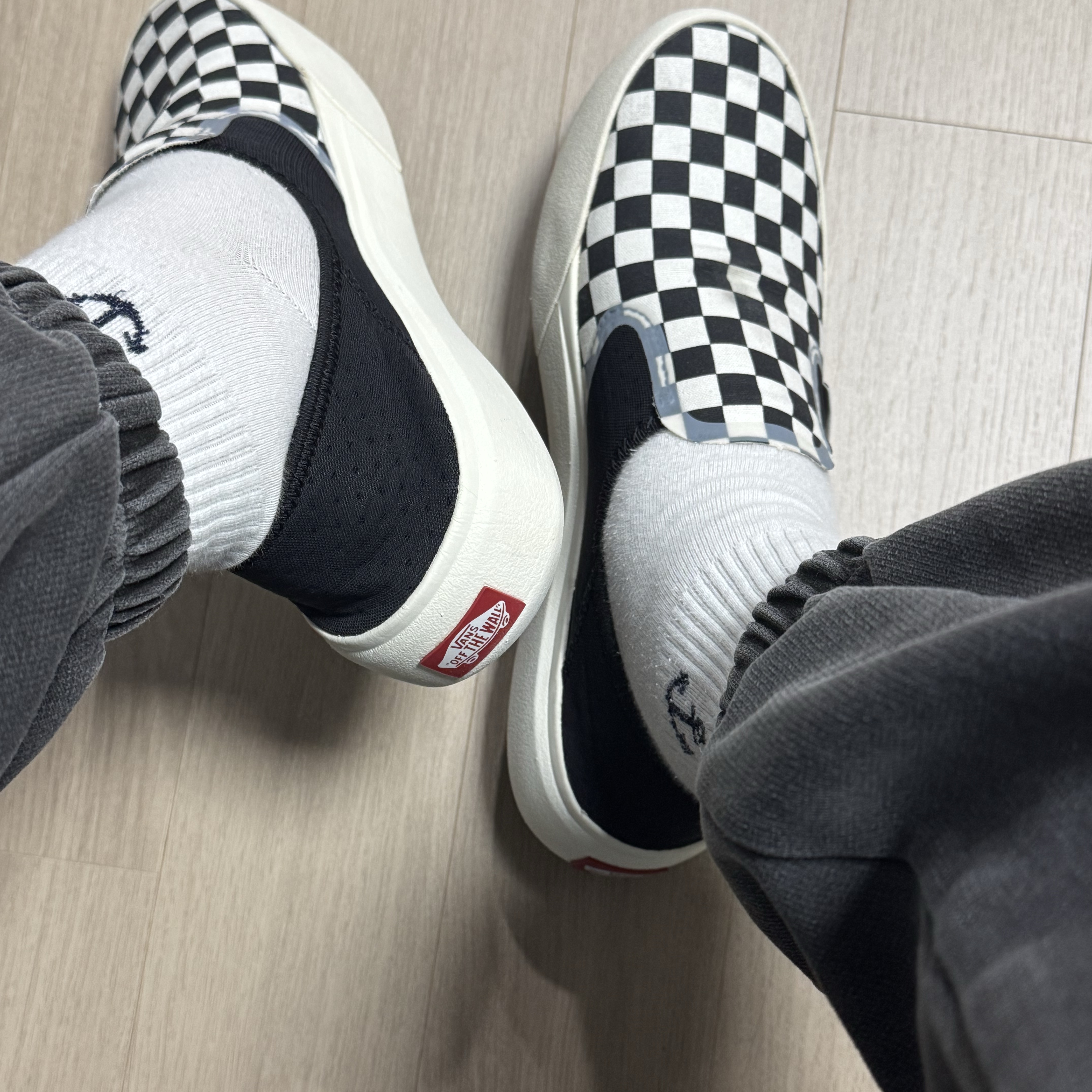 Vans Checkerboard Comfycush One Black 착용 스타일 - 1