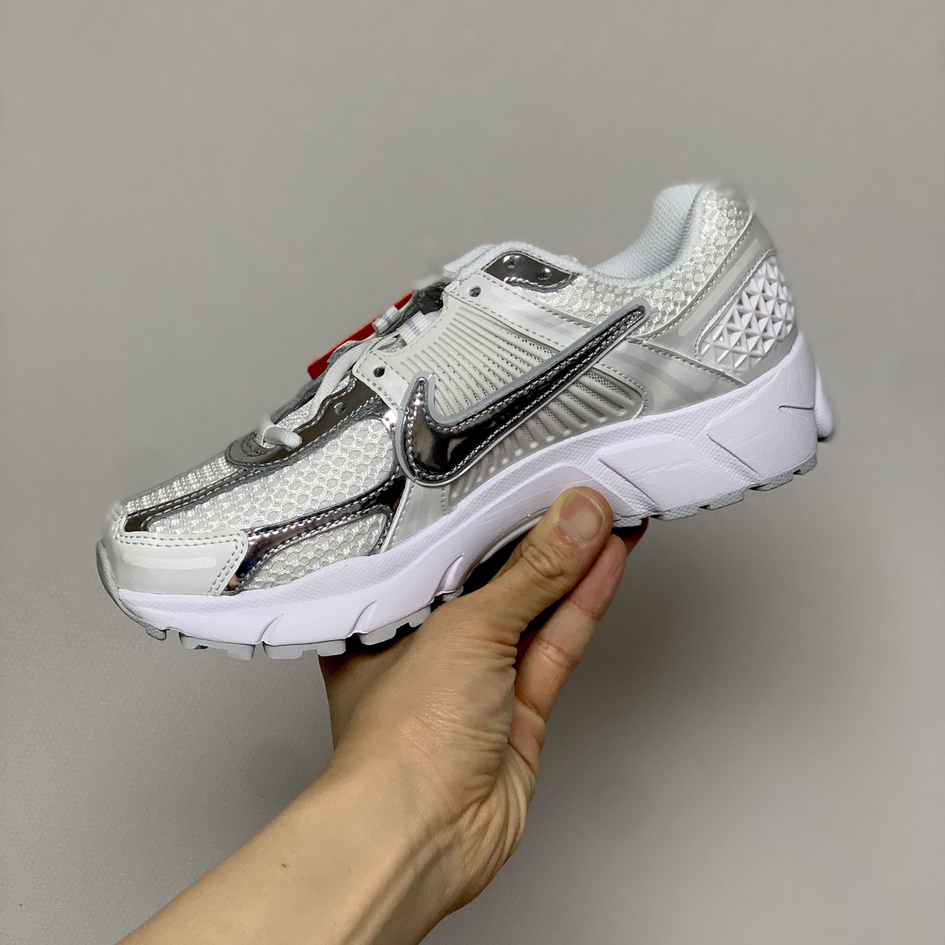 (W) Nike Zoom Vomero 5 White Metallic Silver 착용 스타일