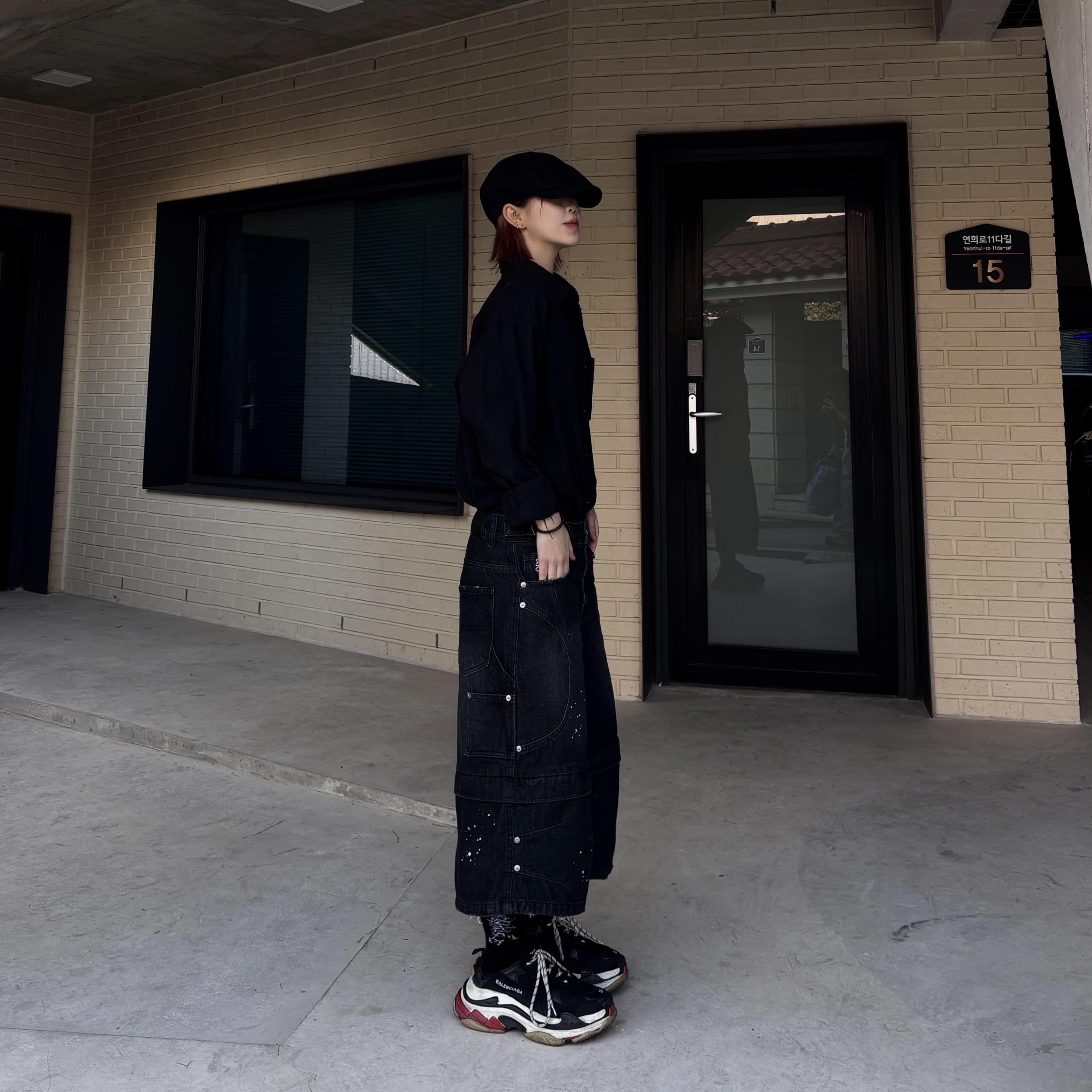 Balenciaga Triple S Sneakers Black 착용 스타일 - 3