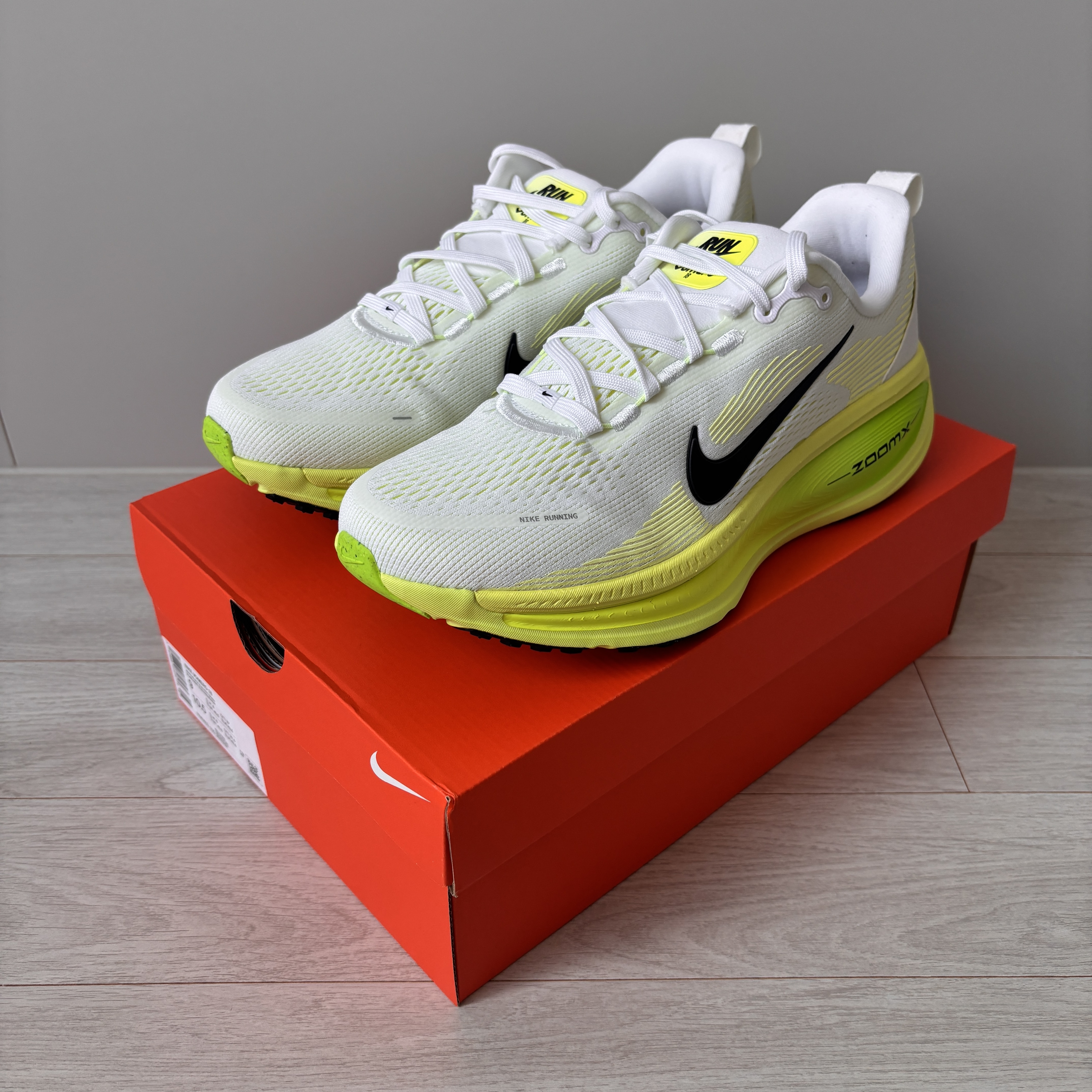 Nike Vomero 18 White Electric Green 착용 스타일