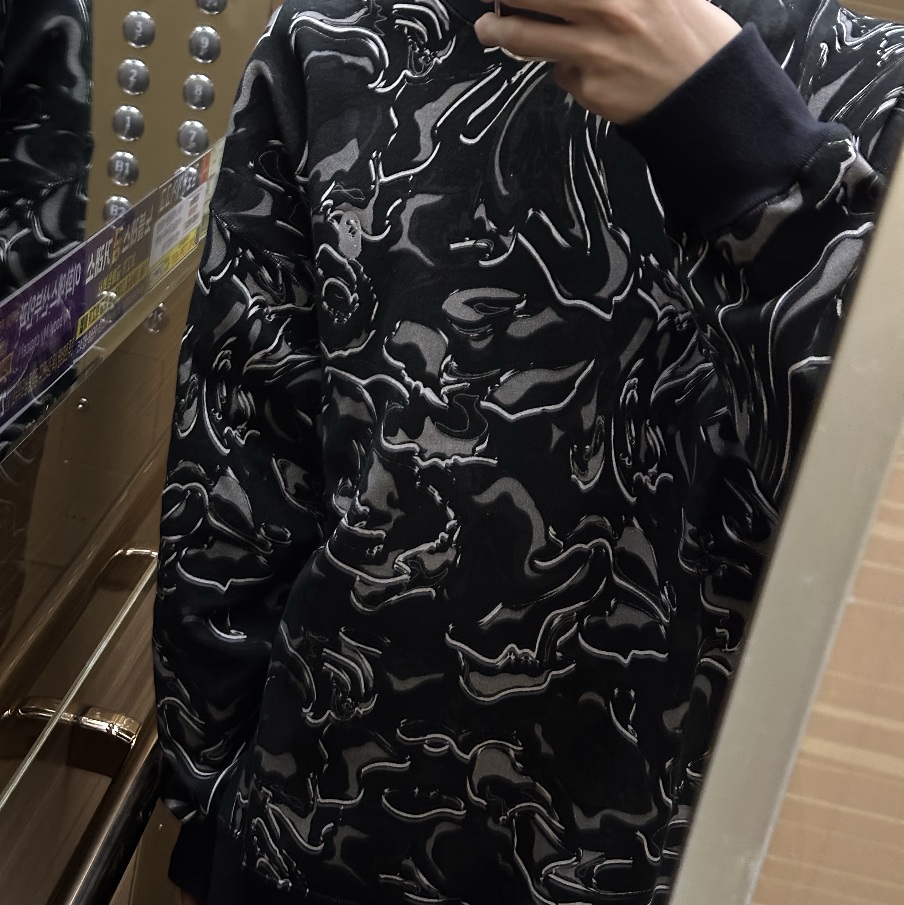BAPE Marbling Camo Logo Relaxed Fit Crewneck Sweatshirt Black 착용 스타일 - 2