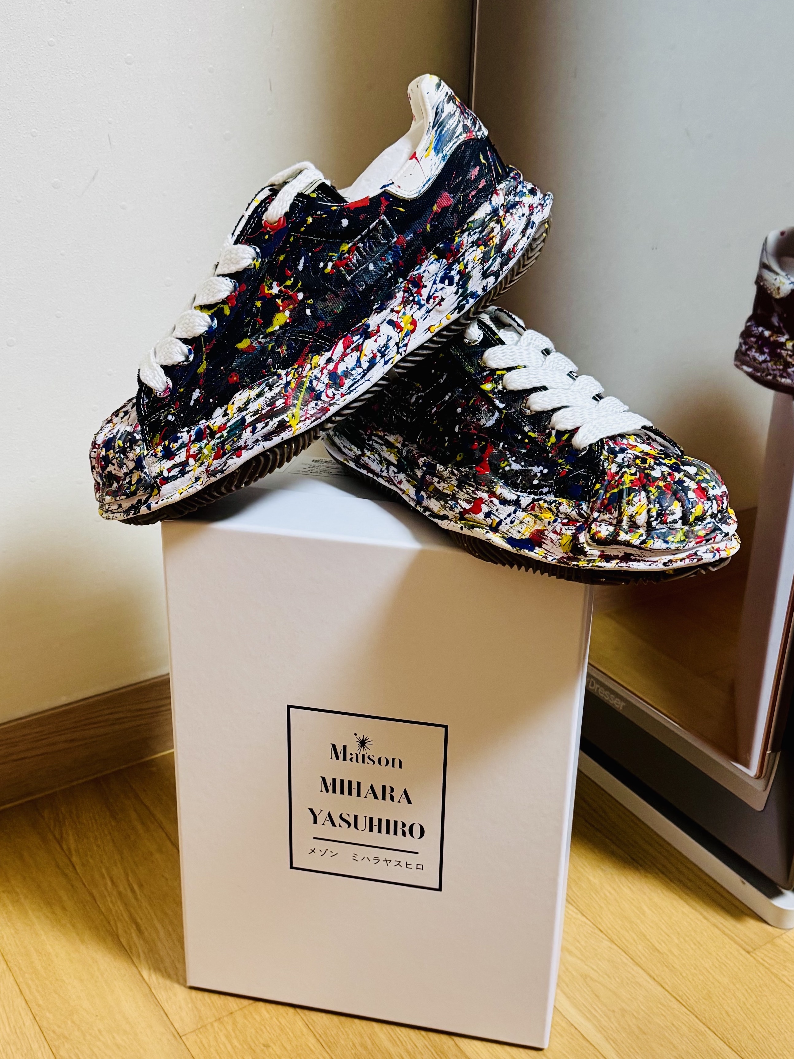 Maison Mihara Yasuhiro Blakey OG Sole Sputtering Paint Canvas Low-top Sneakers Black, Maison Mihara Yasuhiro Blakey OG Sole Sputtering Paint Canvas Low-top Sneakers White 착용 스타일