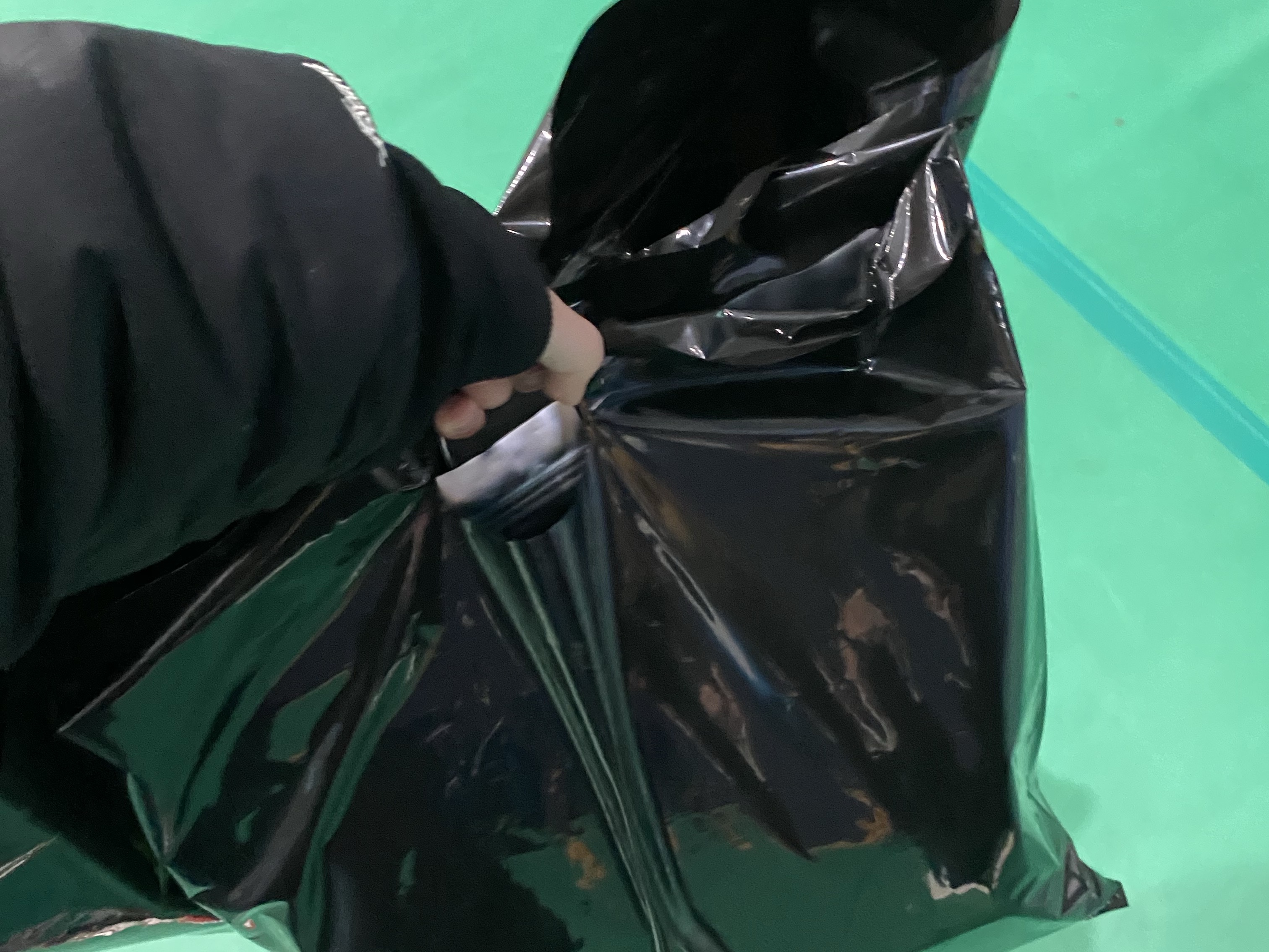 지드래곤 위버멘쉬 키캡 키링, 지드래곤 위버멘쉬 후드 집업 블랙 착용 스타일 - 2