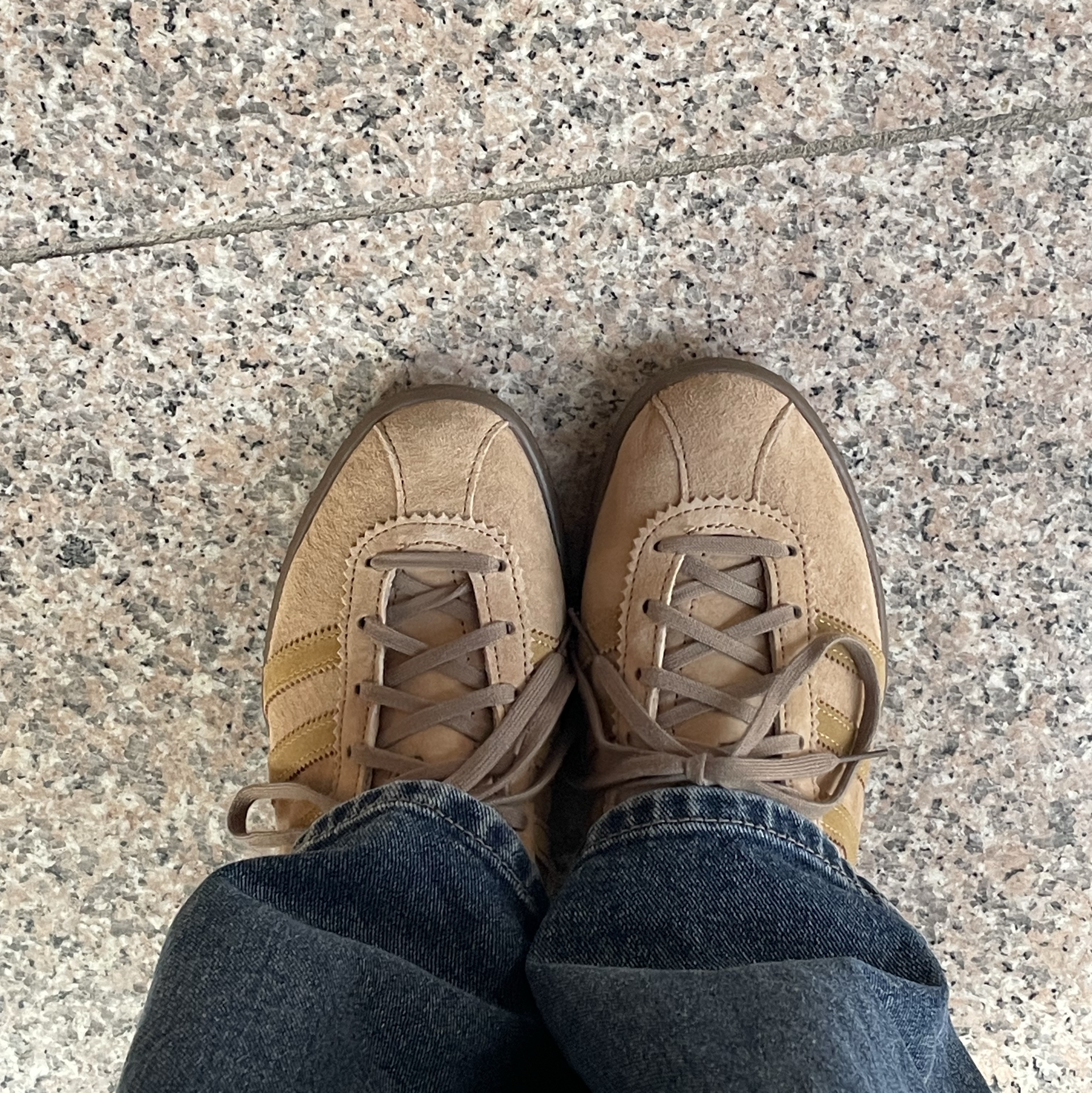Adidas Tobacco Pantone Mesa 착용 스타일