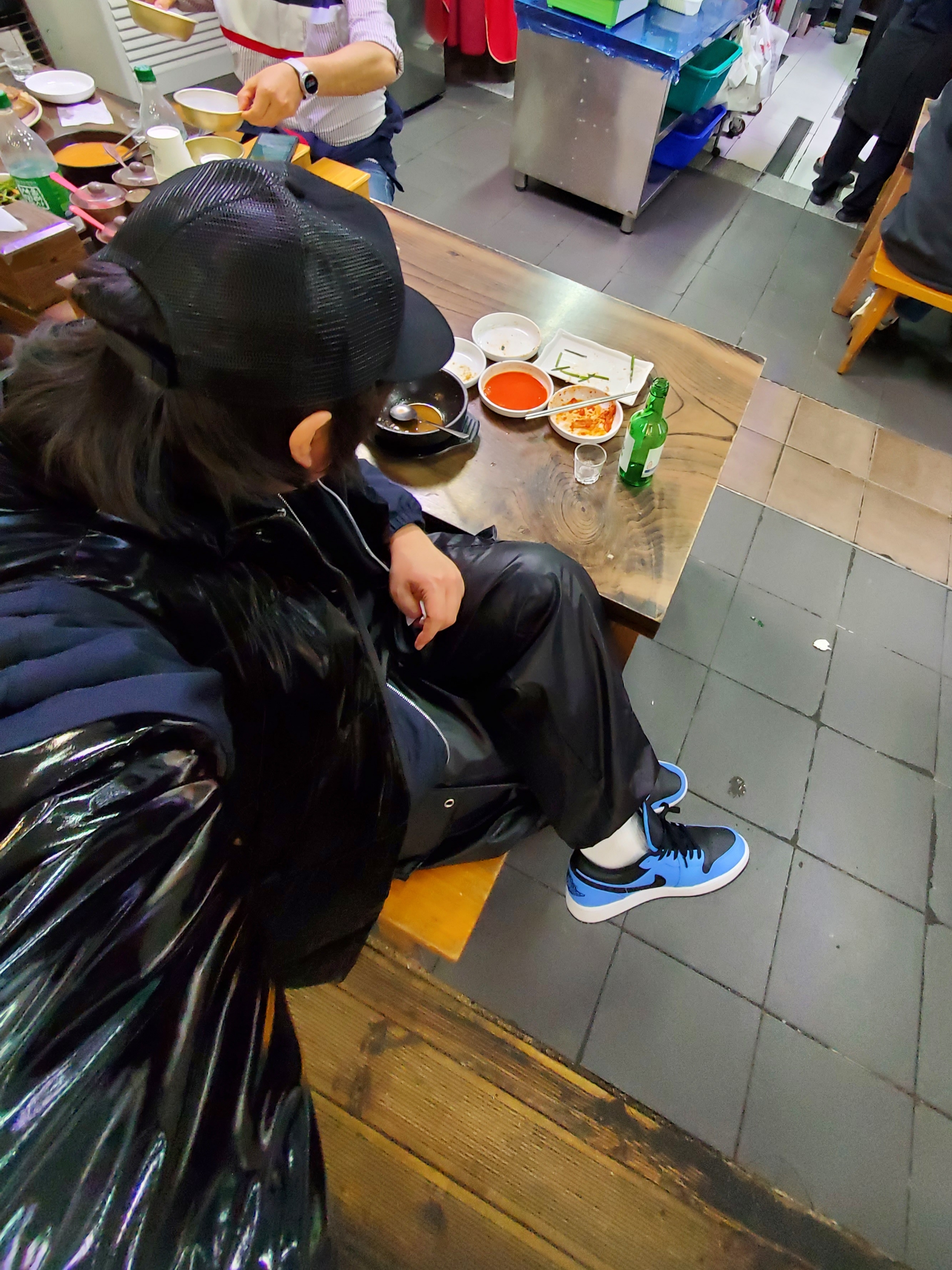Jordan 1 Low University Blue Black, Essentials x New Era E Trucker Cap Black 착용 스타일