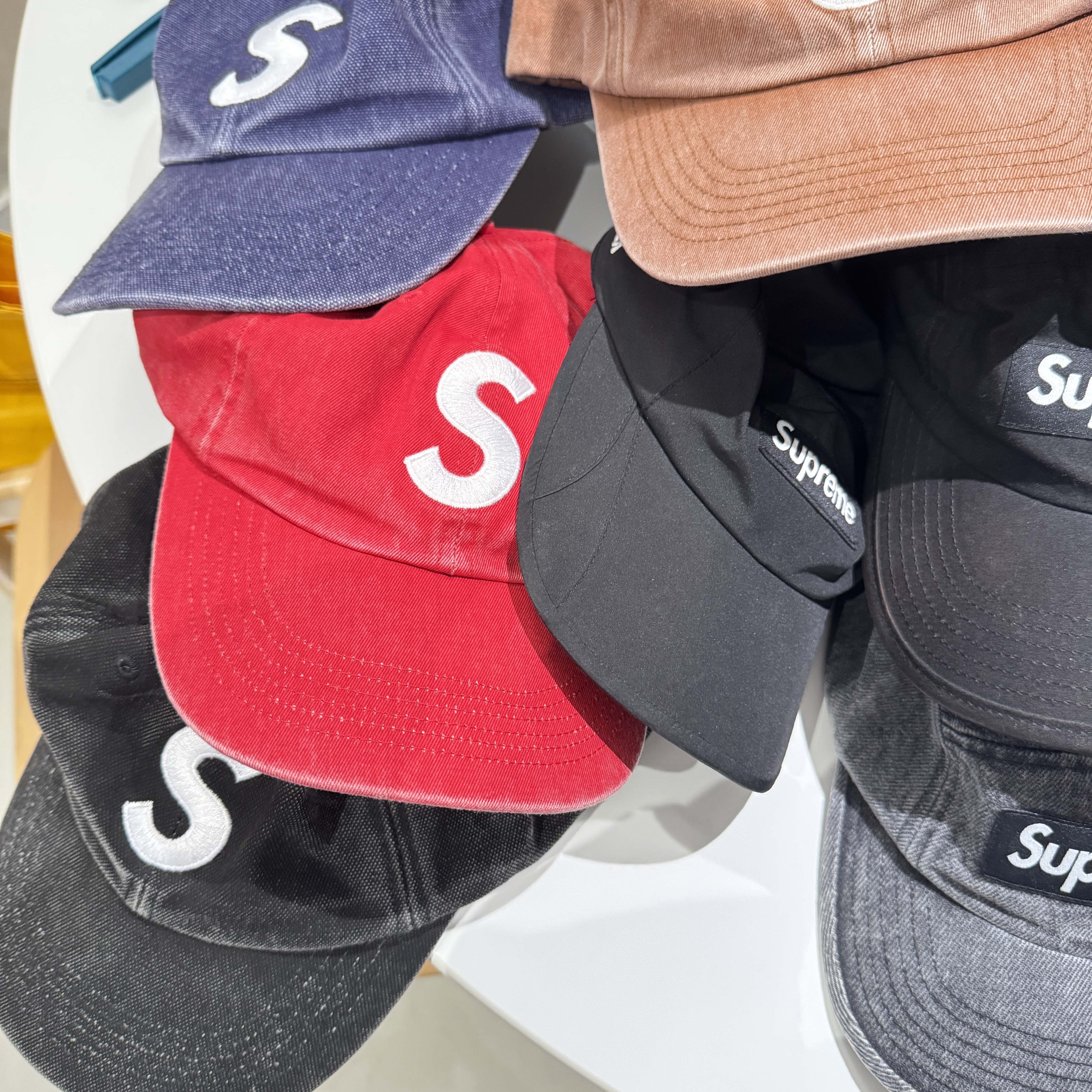 Supreme Pigment Coated S Logo 6-Panel Red - 25SS, Supreme Pigment Print S Logo 6-Panel Tan - 22FW 착용 스타일