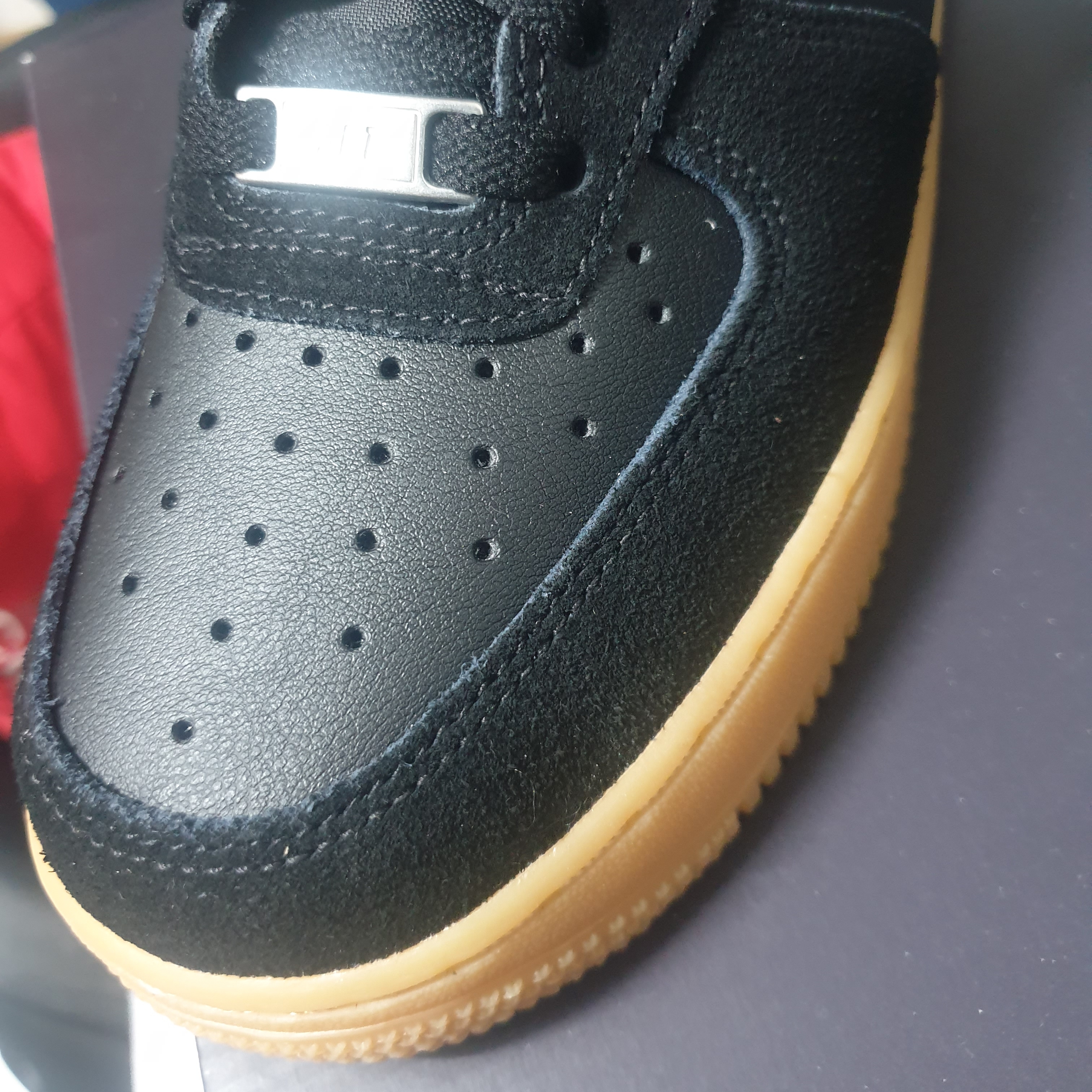 Nike Air Force 1 '07 LV8 Armory Navy Gum Light Brown 착용 스타일