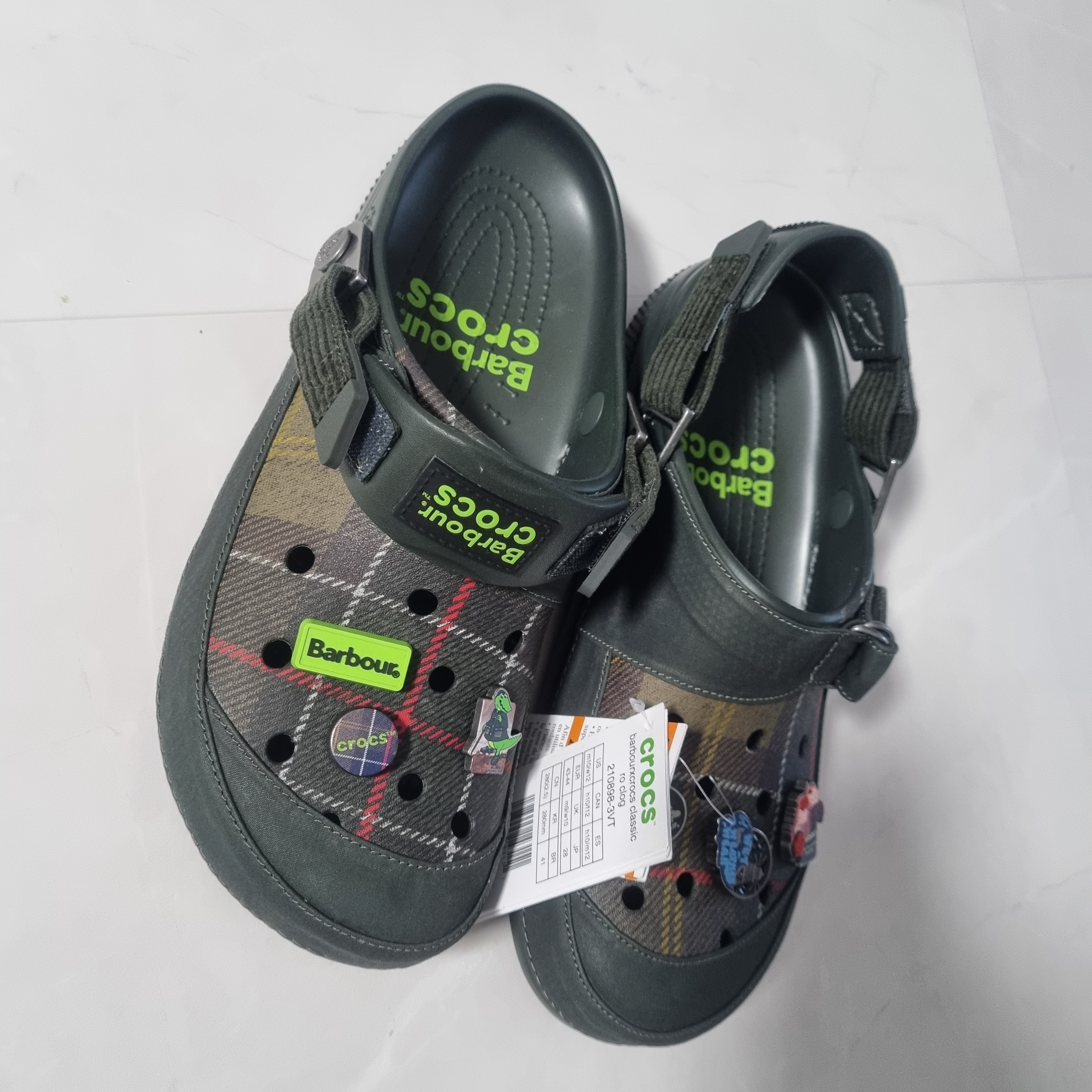 Crocs x Barbour Classic Clog Kelp 착용 스타일 - 1