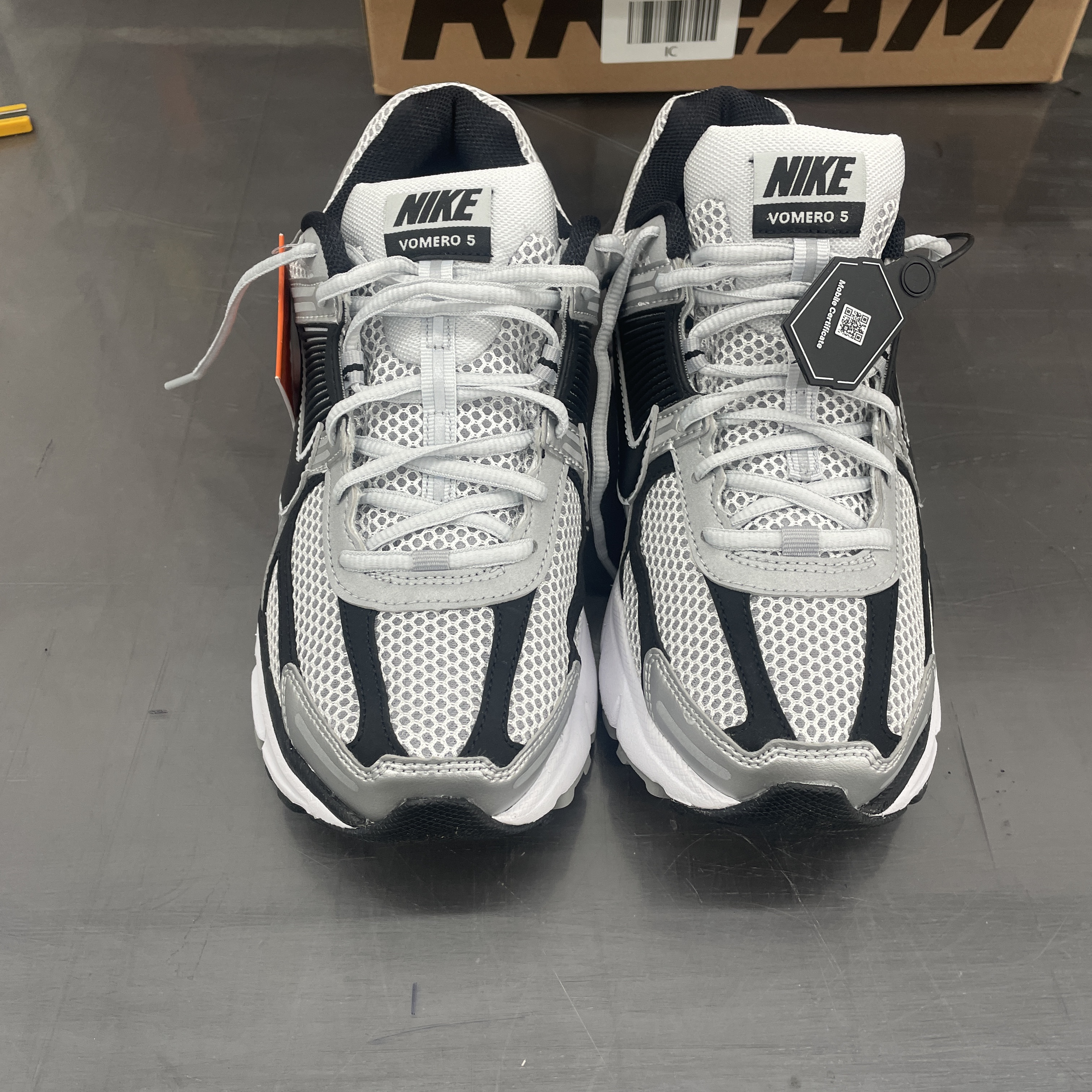 Nike Zoom Vomero 5 Metallic Silver Black 착용 스타일 - 3