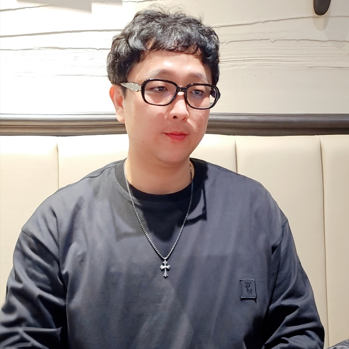 Wooyoungmi Feather Long Sleeve T-Shirt Black - 23SS 착용 스타일 - 1